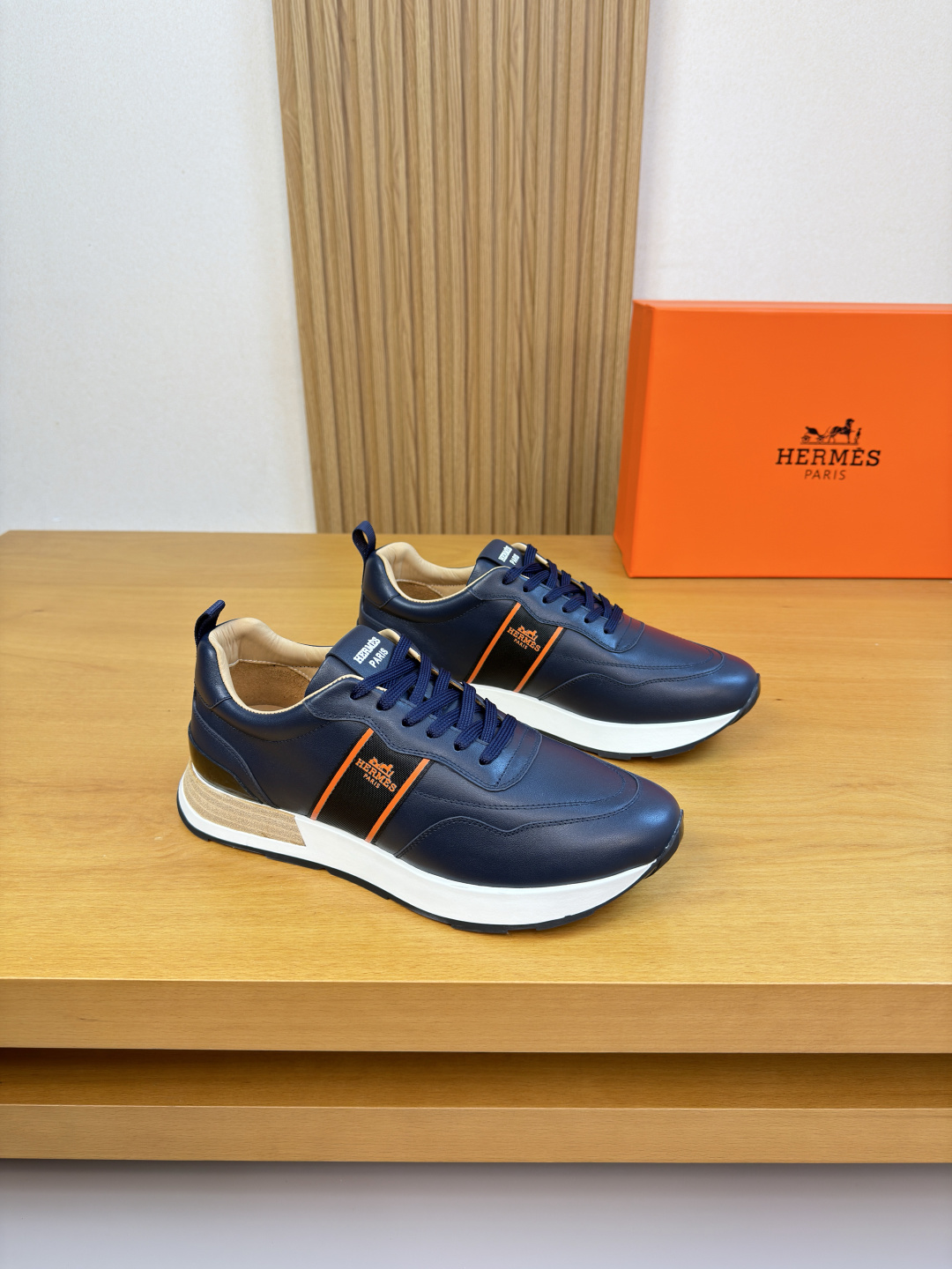 에르메스(HERMES) 나파 레더 로고 웨빙 스니커즈 신발