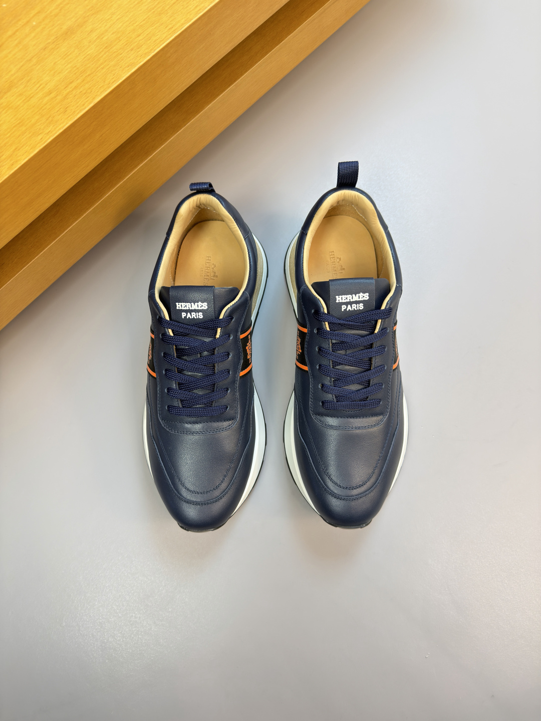에르메스(HERMES) 나파 레더 로고 웨빙 스니커즈 신발
