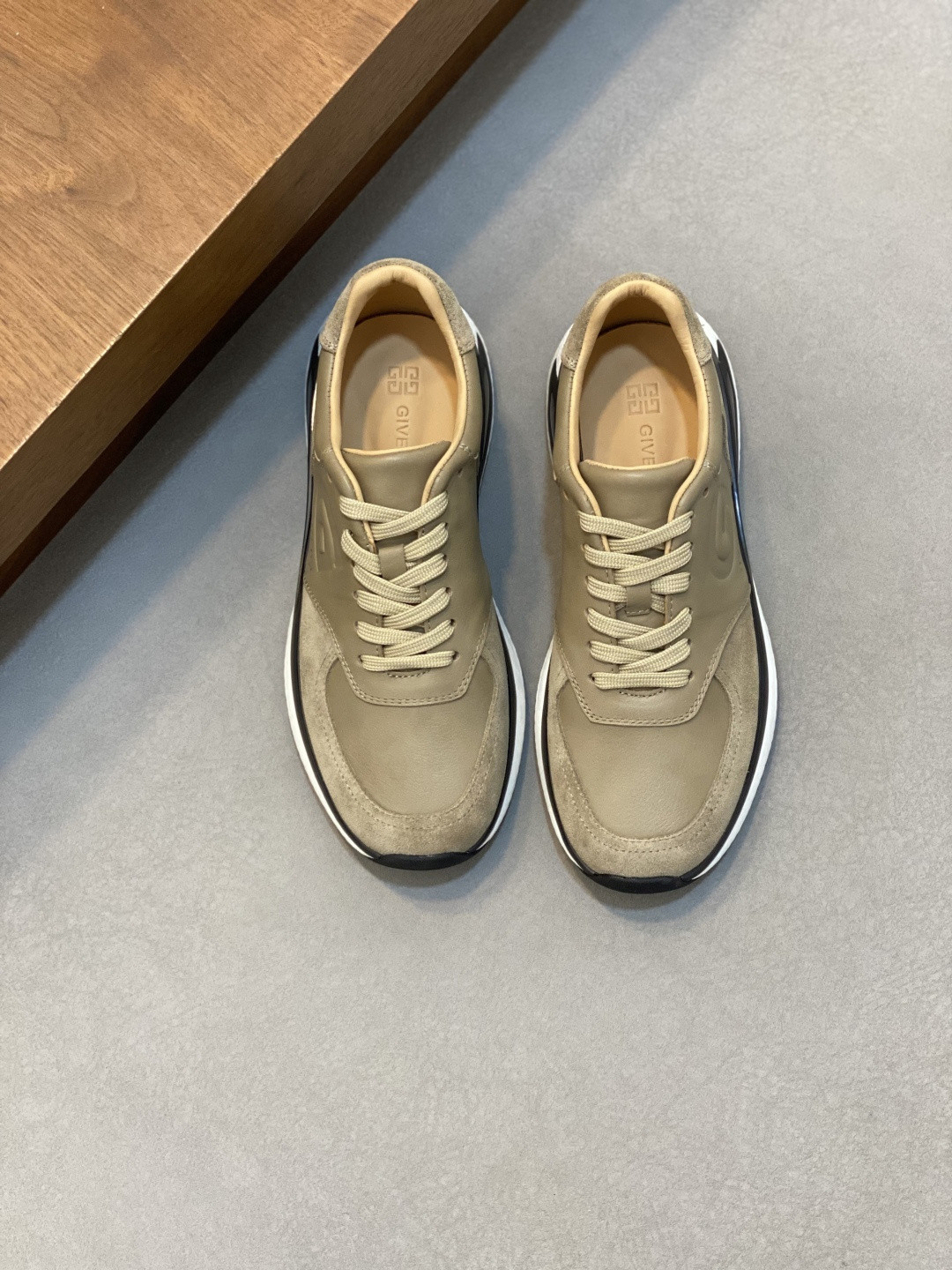 지방시(Givenchy) 하이엔드 오리지널 레더 스니커즈 신발