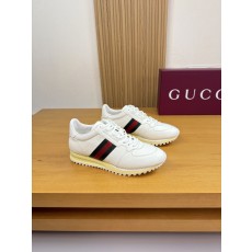 구찌(Gucci) 커플 엠보싱 로고 스니커즈 신발