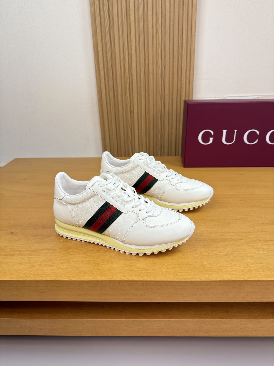 구찌(Gucci) 커플 엠보싱 로고 스니커즈 신발