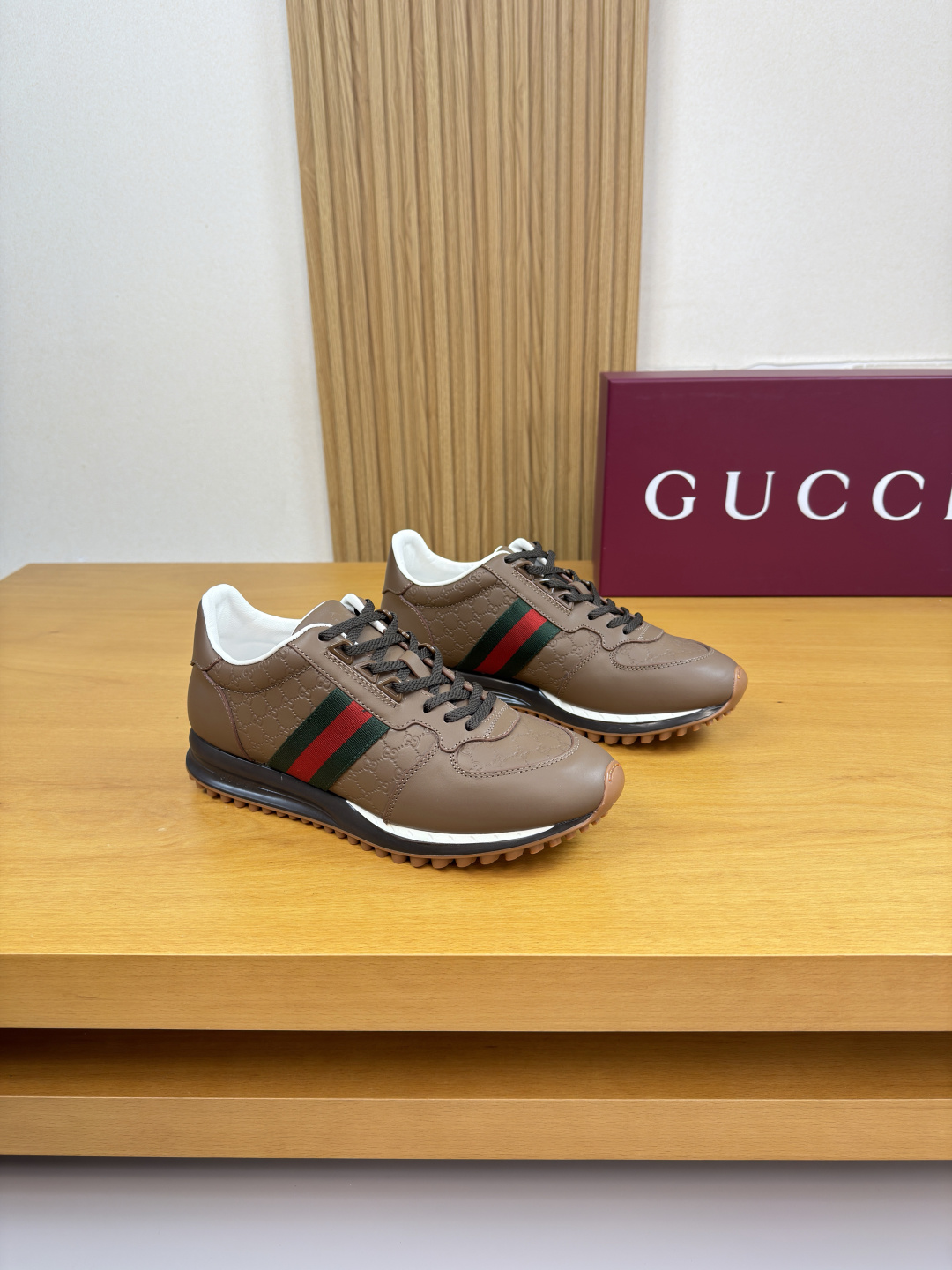 구찌(Gucci) 커플 엠보싱 로고 스니커즈 신발