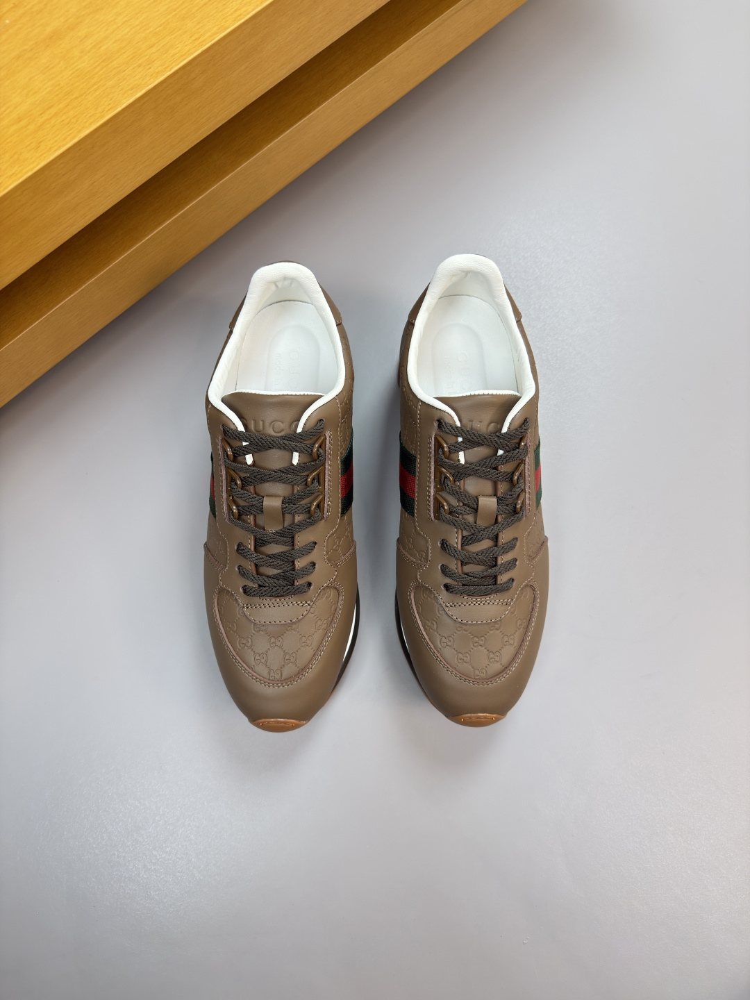 구찌(Gucci) 커플 엠보싱 로고 스니커즈 신발