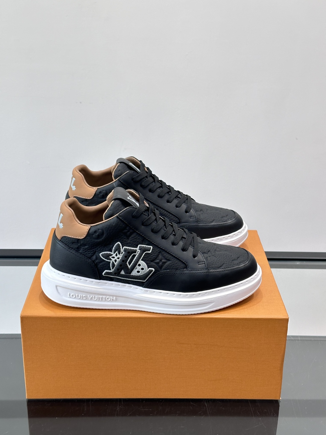 루이비통(LV) 비벌리 힐즈(Beverly Hills) 미드탑 스니커즈 신발