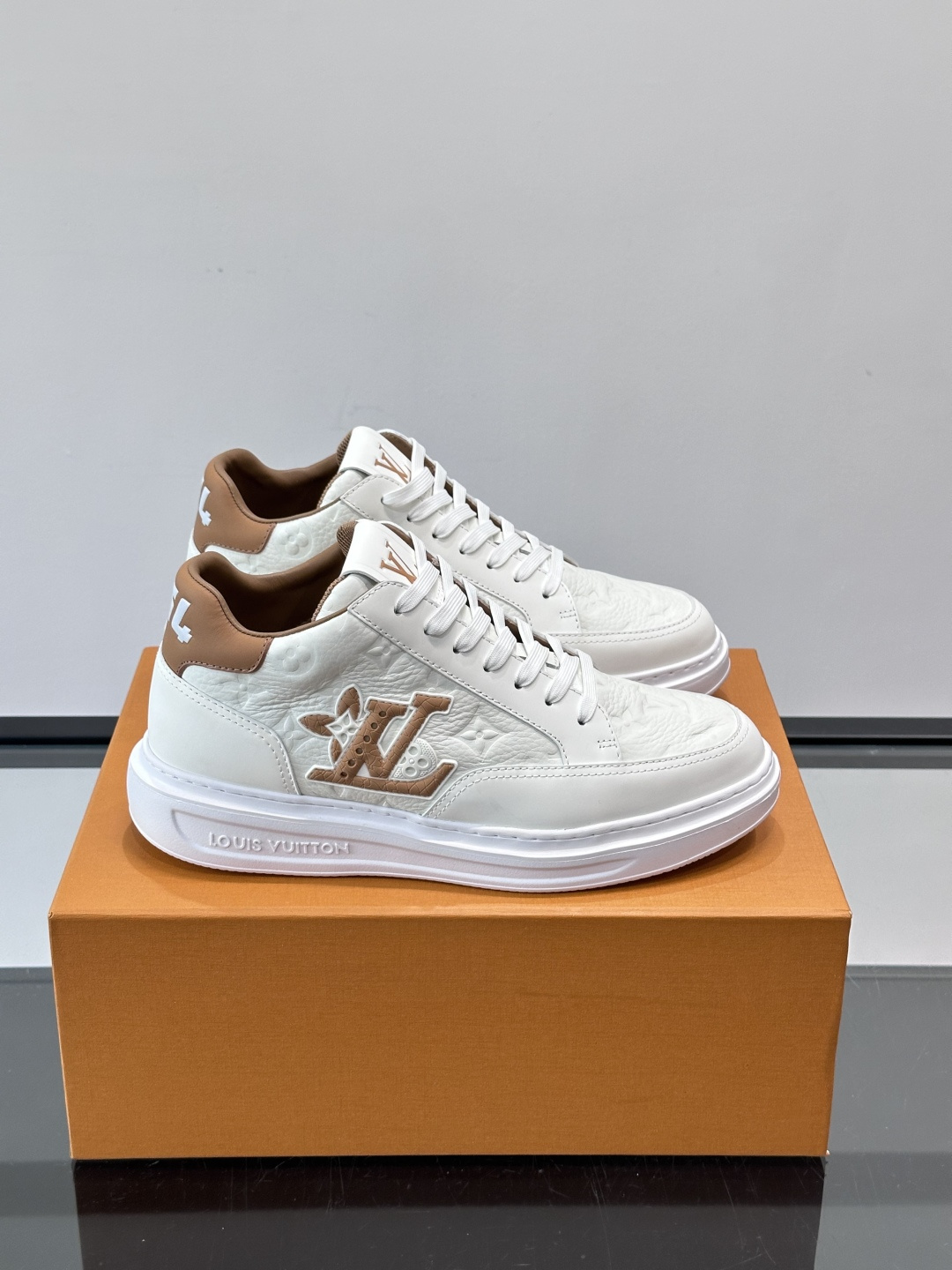 루이비통(LV) 비벌리 힐즈(Beverly Hills) 미드탑 스니커즈 신발