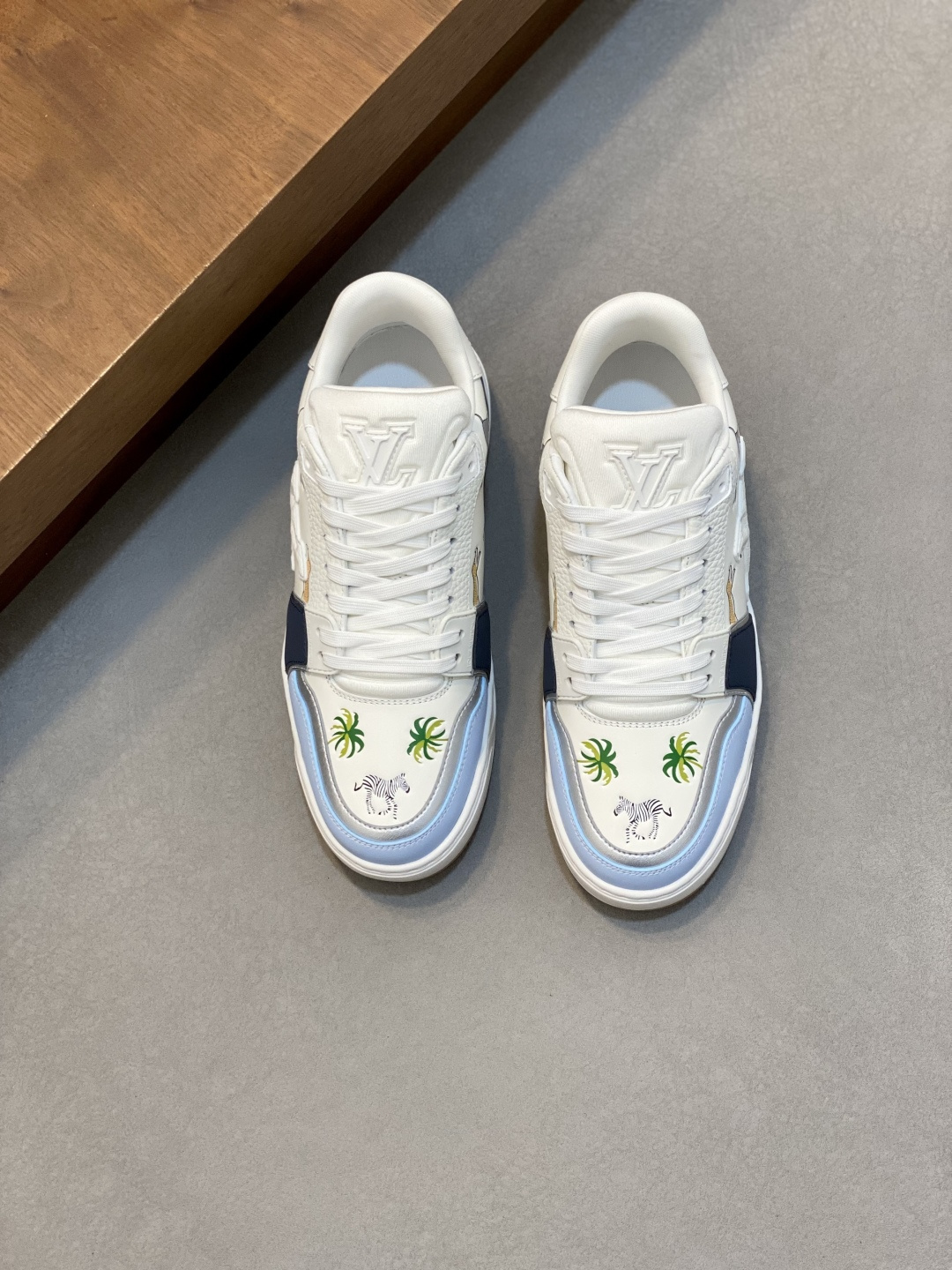 루이비통(LV) 트레이너(Trainer) 스니커즈 신발