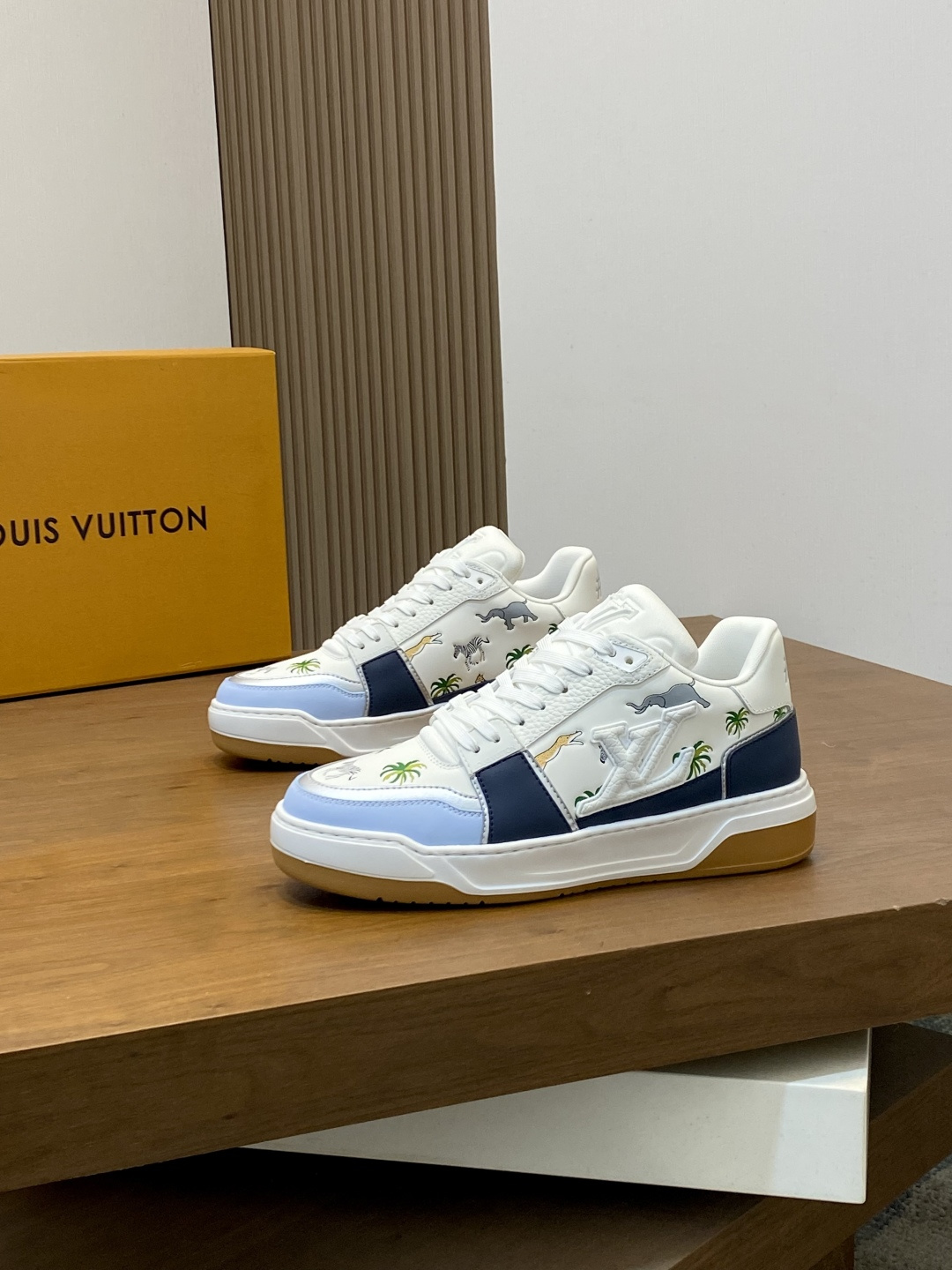 루이비통(LV) 트레이너(Trainer) 스니커즈 신발