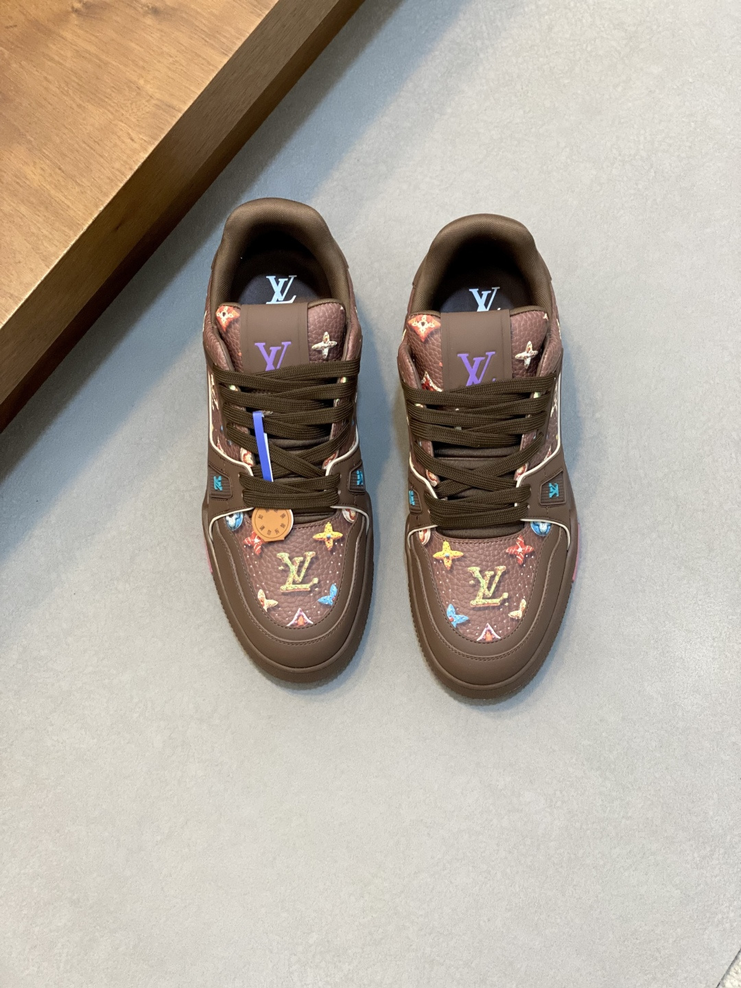 루이비통(LV) 신상 트레이너(Trainer) 모노그램 에나멜 스니커즈 신발