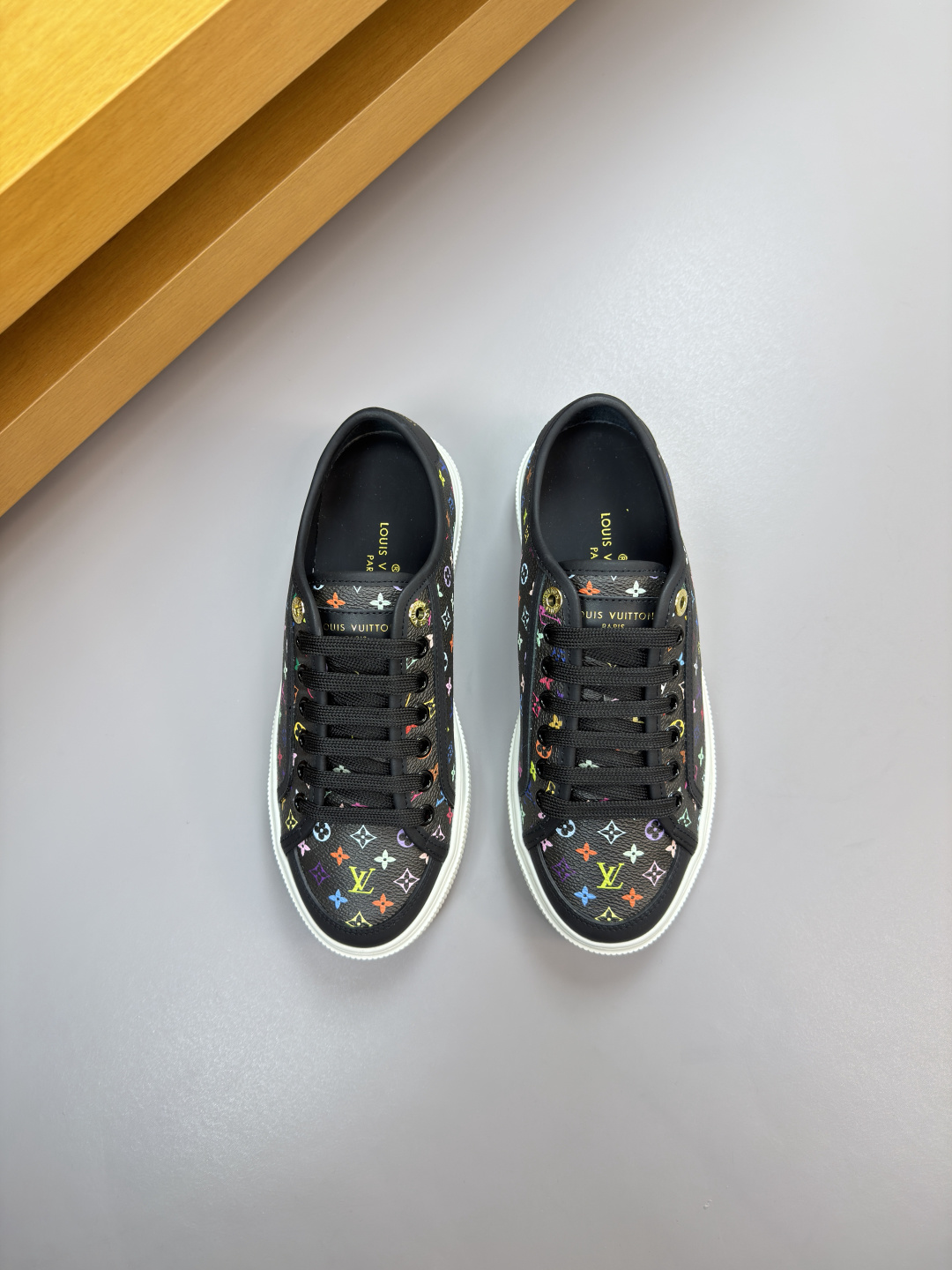 루이비통(LV) 프리미엄 커플 로우탑 스니커즈 신발