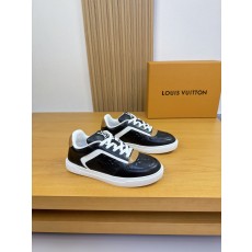 루이비통(LV) 엠보싱 로고 나파 레더 스니커즈 신발