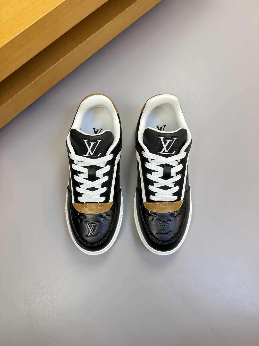 루이비통(LV) 엠보싱 로고 나파 레더 스니커즈 신발