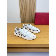 발렌티노(Valentino) 엠블럼 프린트 나파 레더 스니커즈 신발