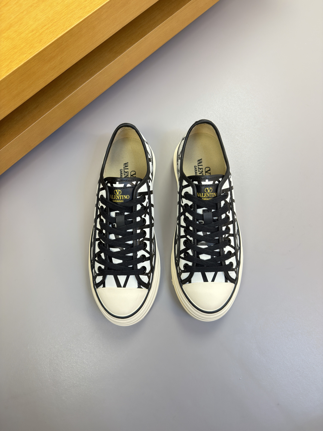 발렌티노(Valentino) 엠블럼 프린트 나파 레더 스니커즈 신발