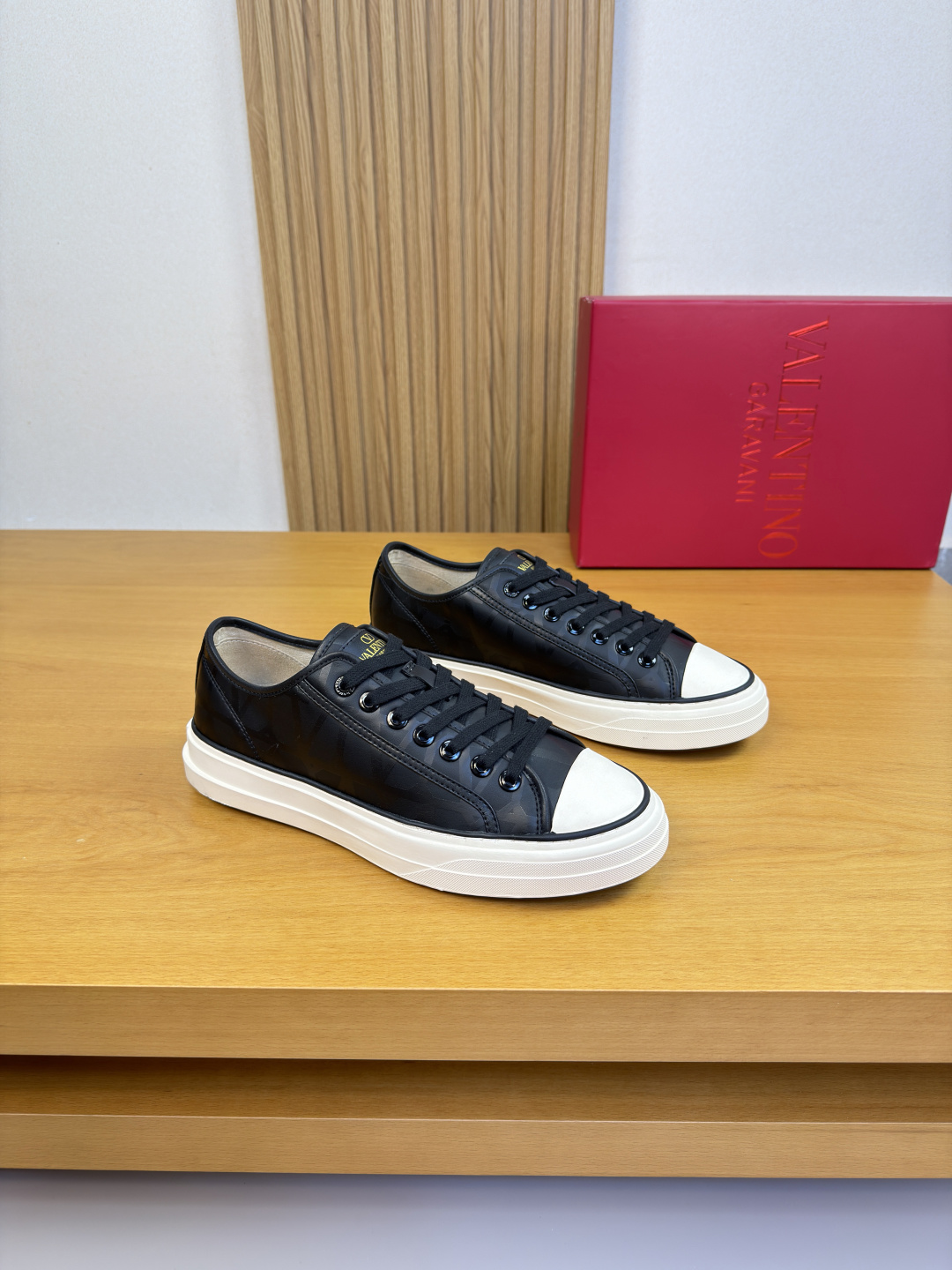 발렌티노(Valentino) 엠블럼 프린트 나파 레더 스니커즈 신발