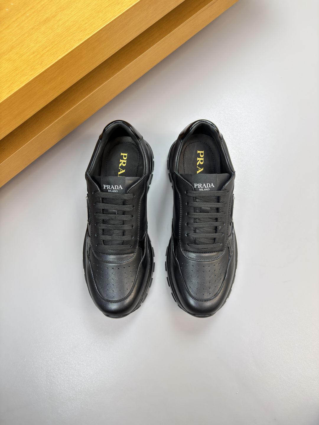 프라다(PRADA) 메탈 로고 나파 & 스톤 패턴 스니커즈 신발