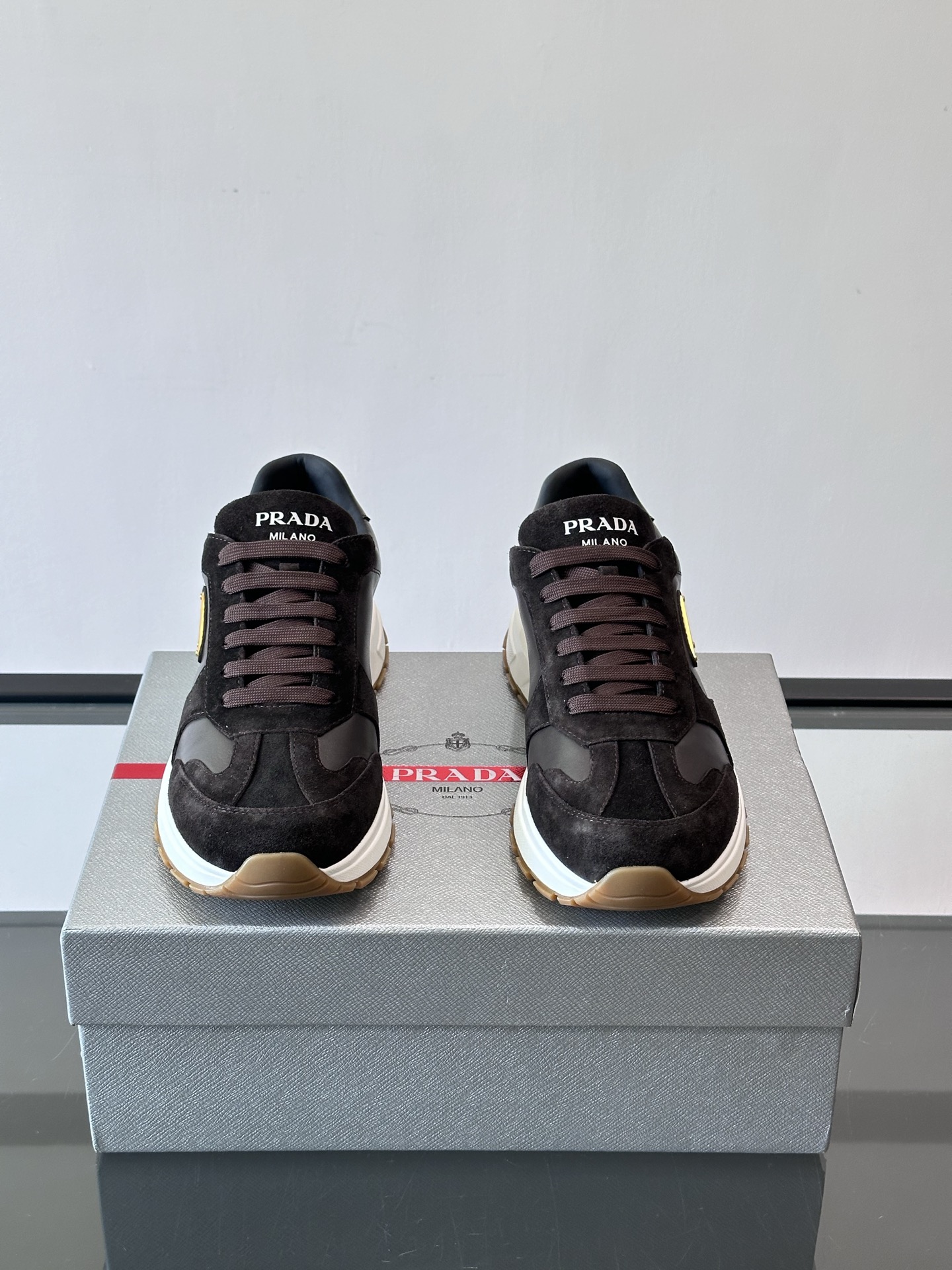 프라다(Prada) 지오메트릭 엠보싱 플랫폼 스니커즈 신발