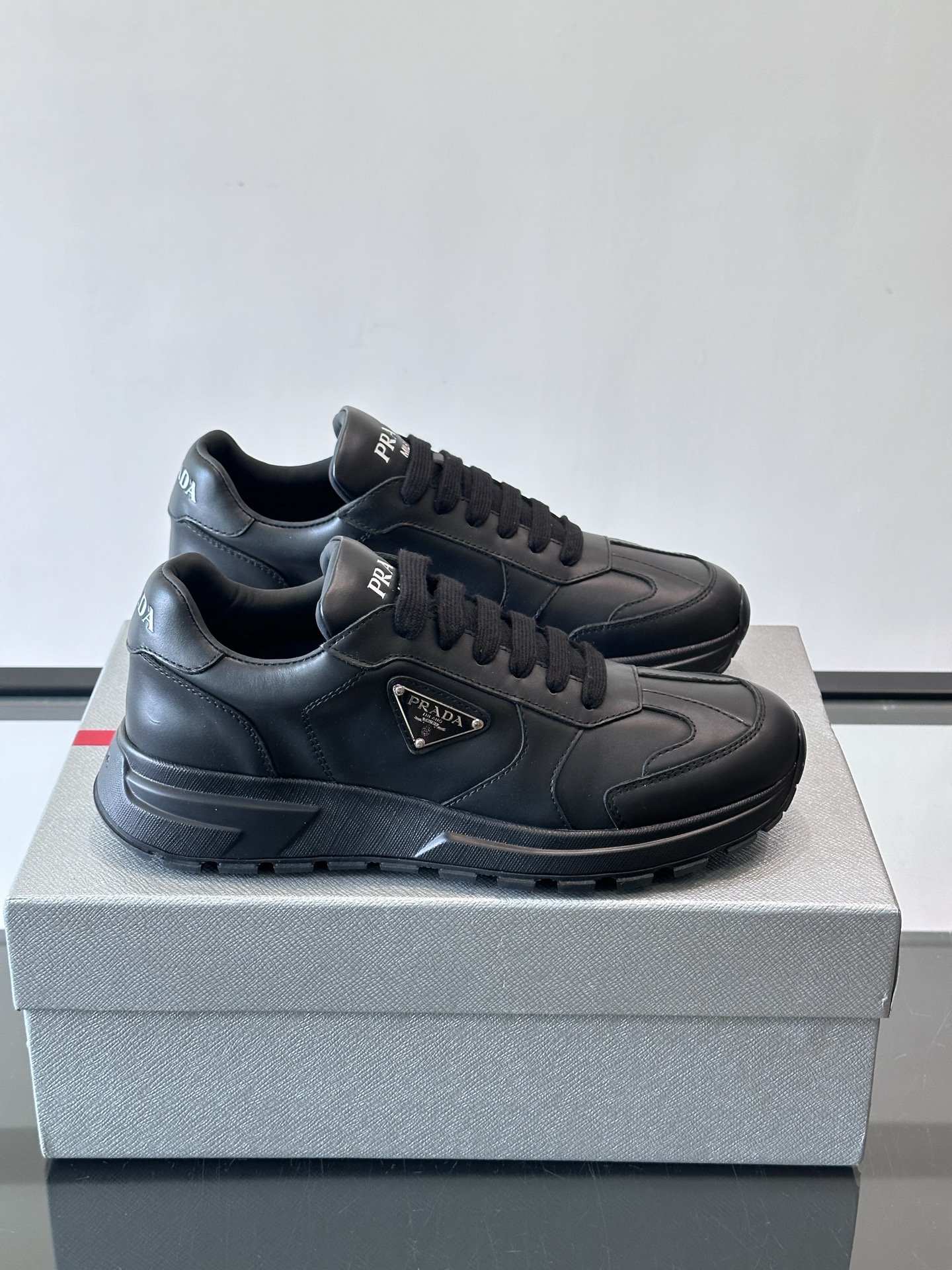 프라다(Prada) 지오메트릭 엠보싱 플랫폼 스니커즈 신발