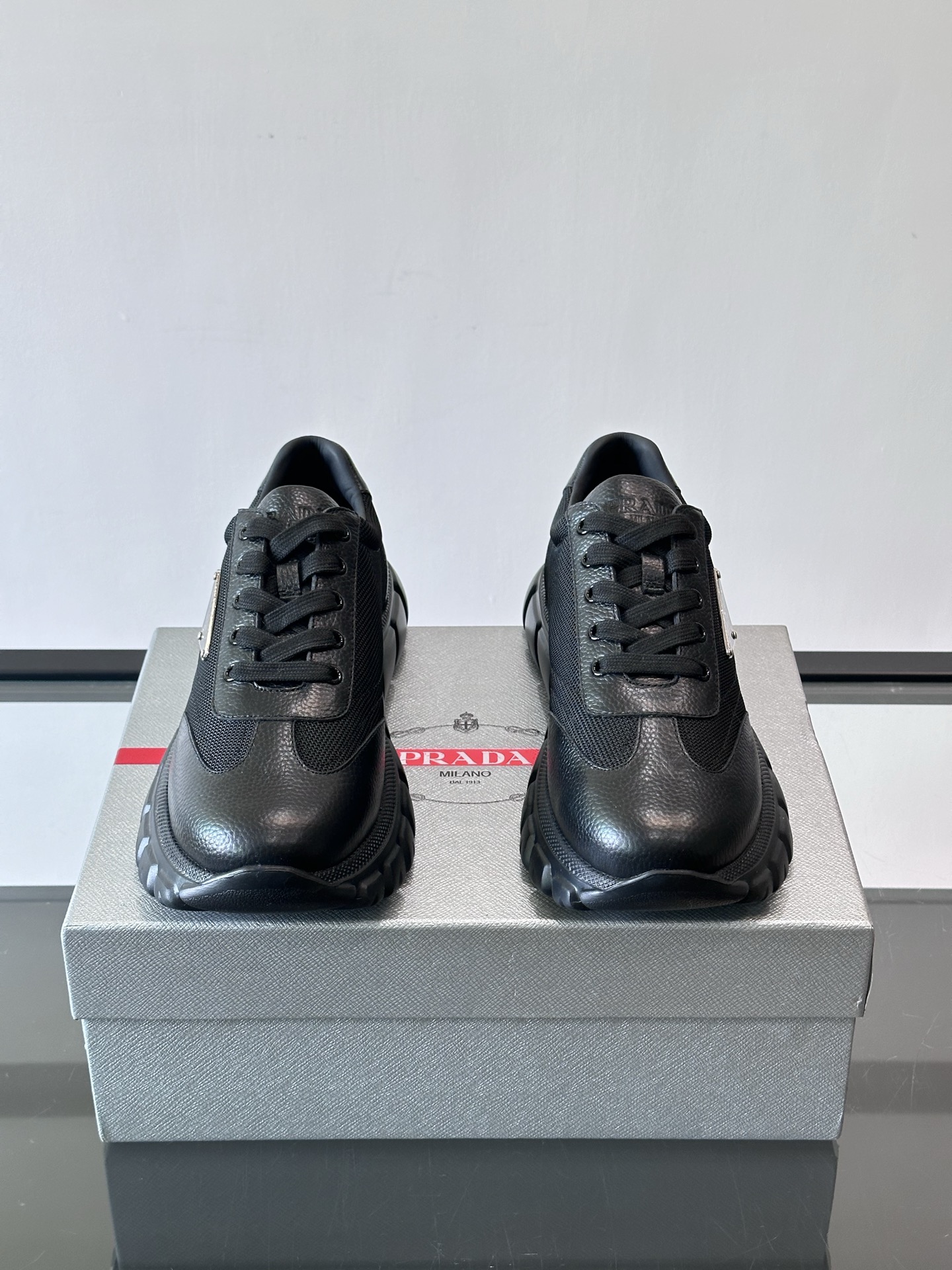 프라다(Prada) 프리미엄 소가죽 삼각 로고 플랫폼 스니커즈 신발