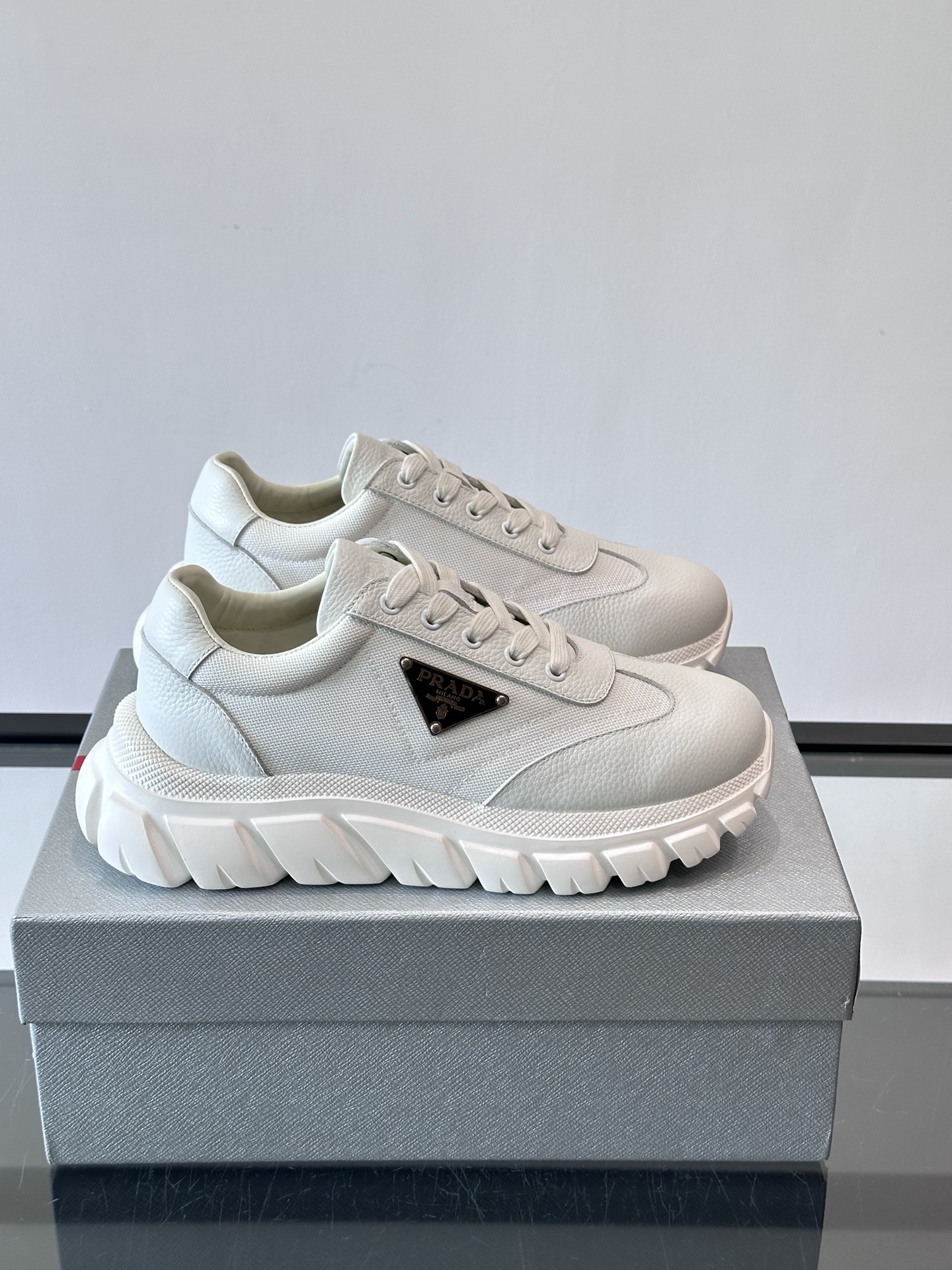 프라다(Prada) 프리미엄 소가죽 삼각 로고 플랫폼 스니커즈 신발