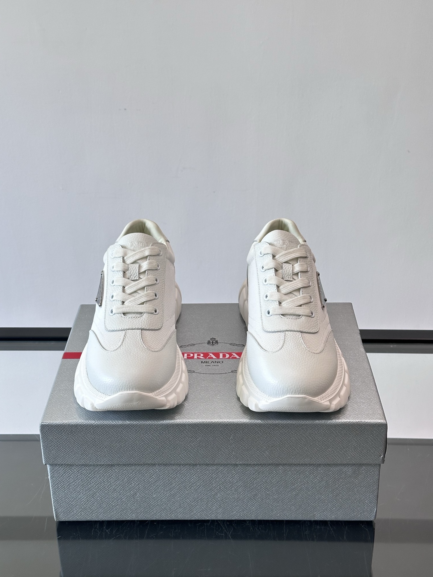 프라다(Prada) 프리미엄 소가죽 삼각 로고 플랫폼 스니커즈 신발