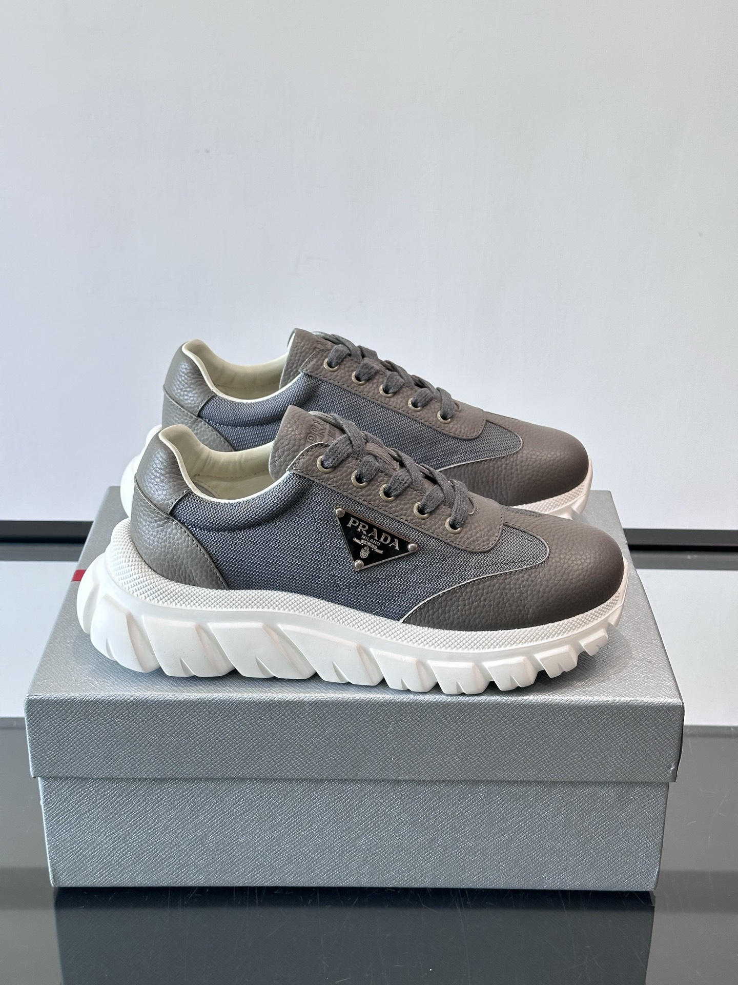 프라다(Prada) 프리미엄 소가죽 삼각 로고 플랫폼 스니커즈 신발