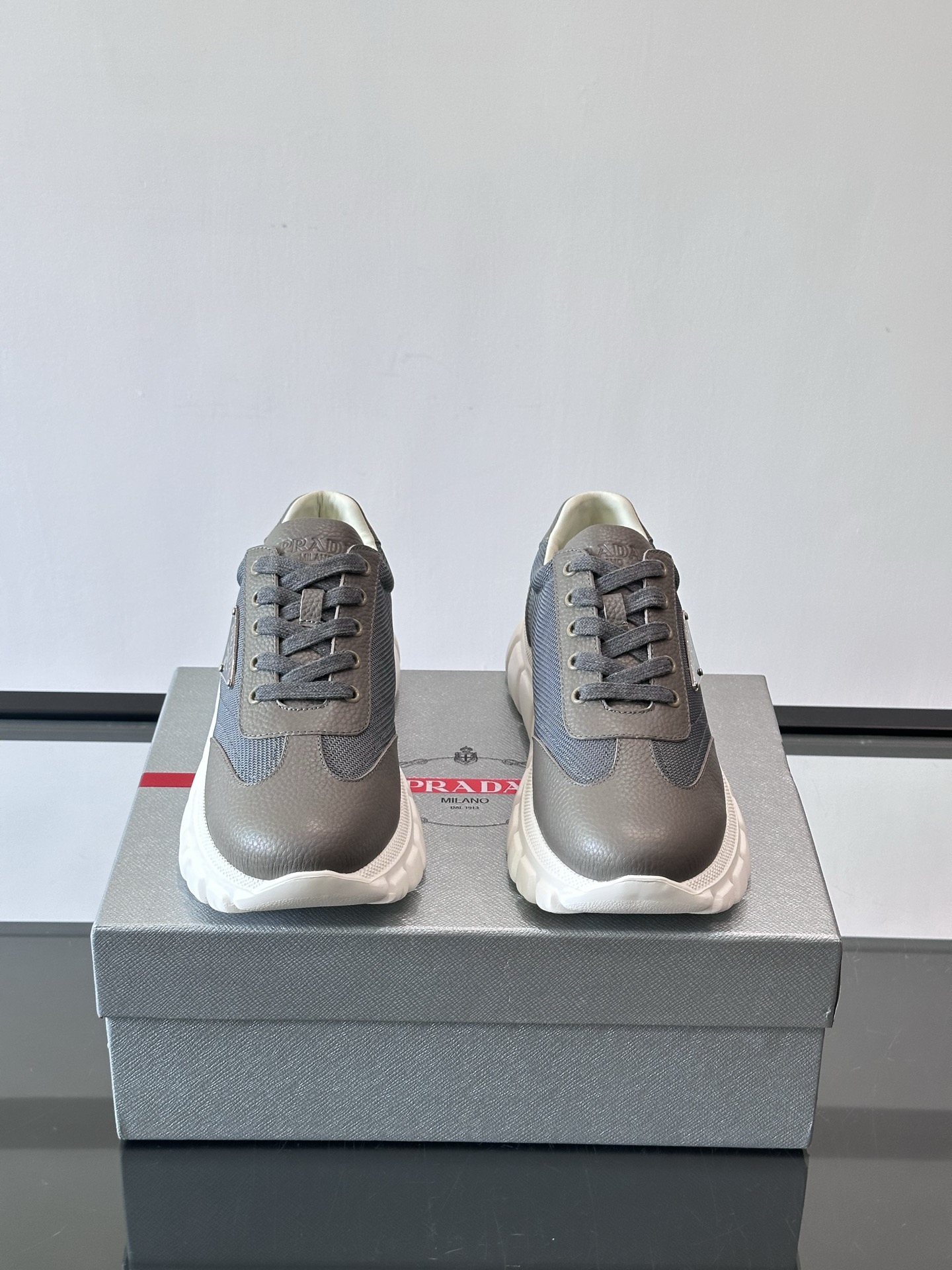 프라다(Prada) 프리미엄 소가죽 삼각 로고 플랫폼 스니커즈 신발