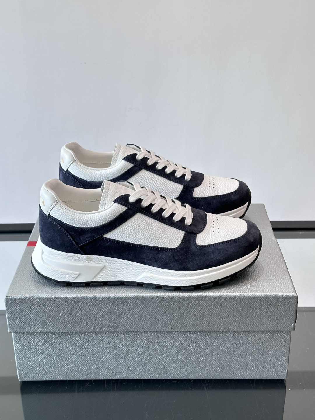 프라다(Prada) 소가죽 & 스웨이드 믹스 레트로 스니커즈 신발