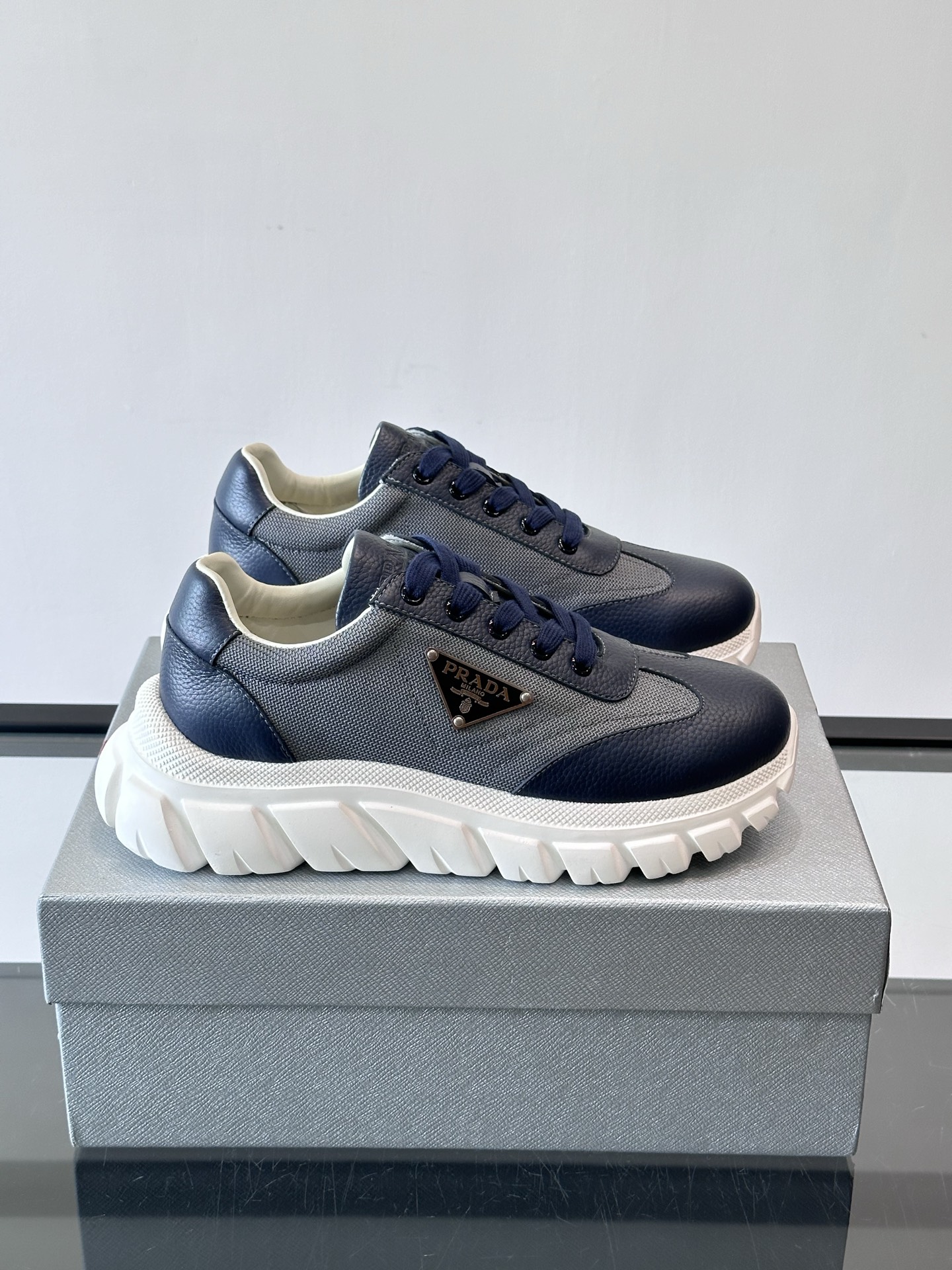 프라다(Prada) 프리미엄 소가죽 삼각 로고 플랫폼 스니커즈 신발