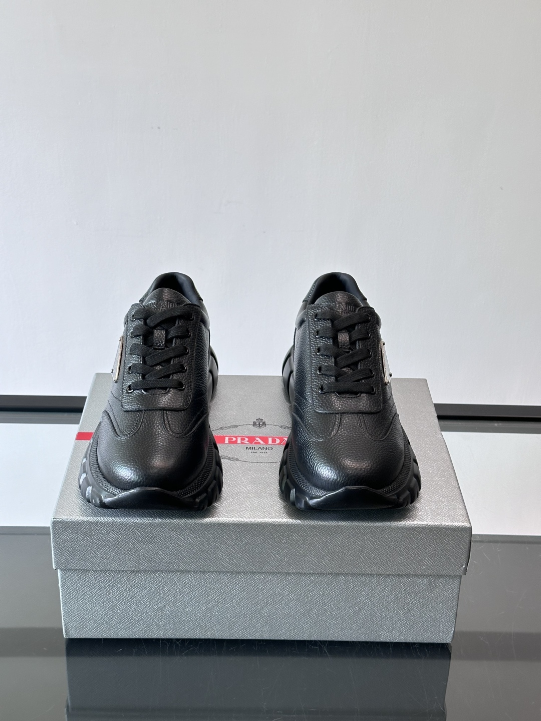 프라다(Prada) 메탈 로고 스니커즈 신발