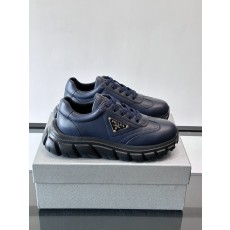 프라다(Prada) 메탈 로고 스니커즈 신발