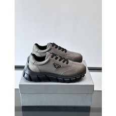 프라다(Prada) 메탈 로고 스니커즈 신발