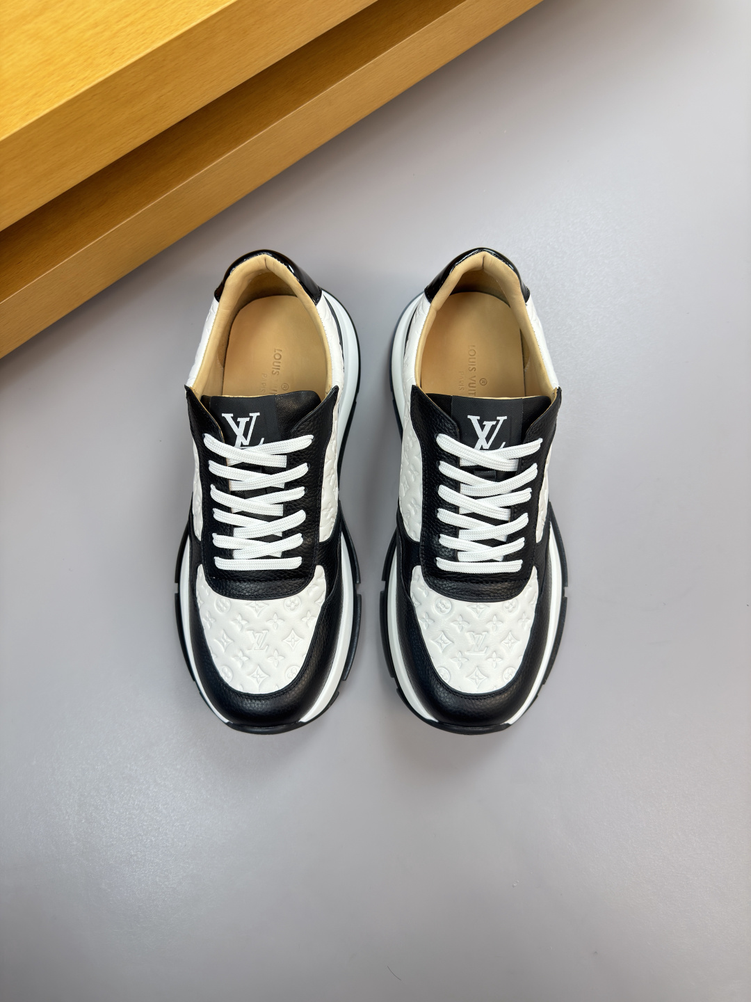루이비통(LV) 리치 가죽 & 엠보 로고 믹스 스니커즈 신발
