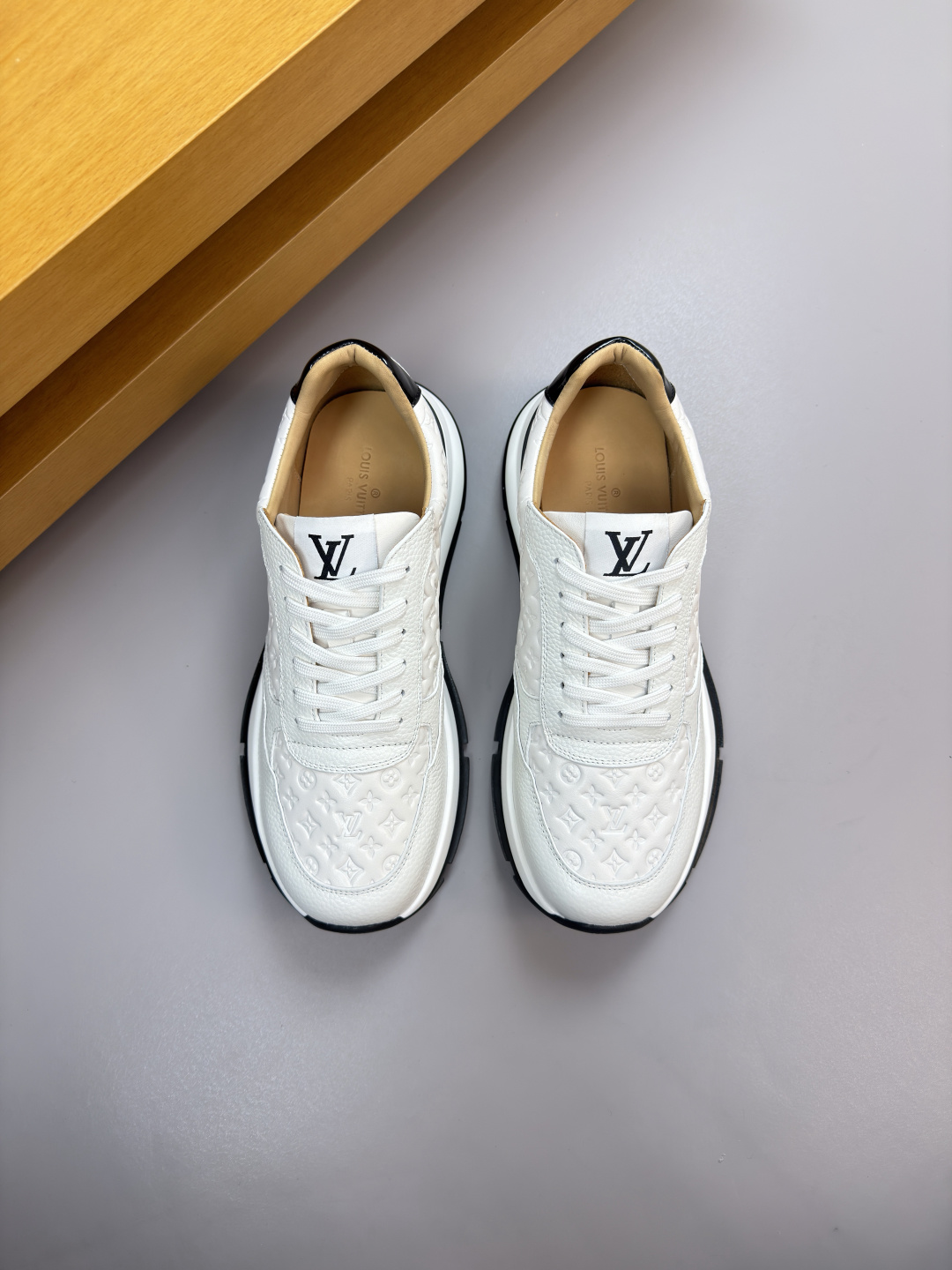 루이비통(LV) 리치 가죽 & 엠보 로고 믹스 스니커즈 신발