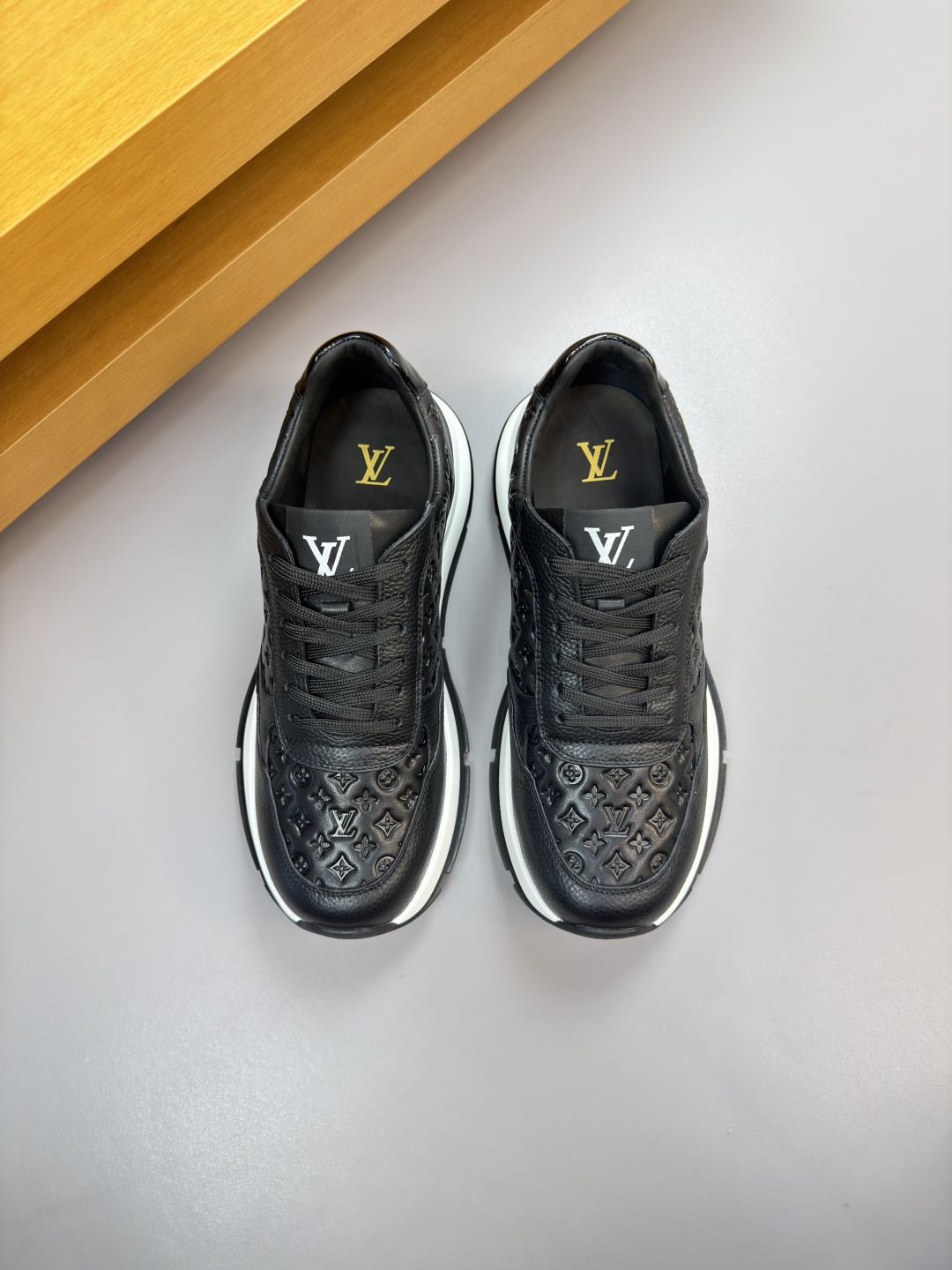 루이비통(LV) 리치 가죽 & 엠보 로고 믹스 스니커즈 신발