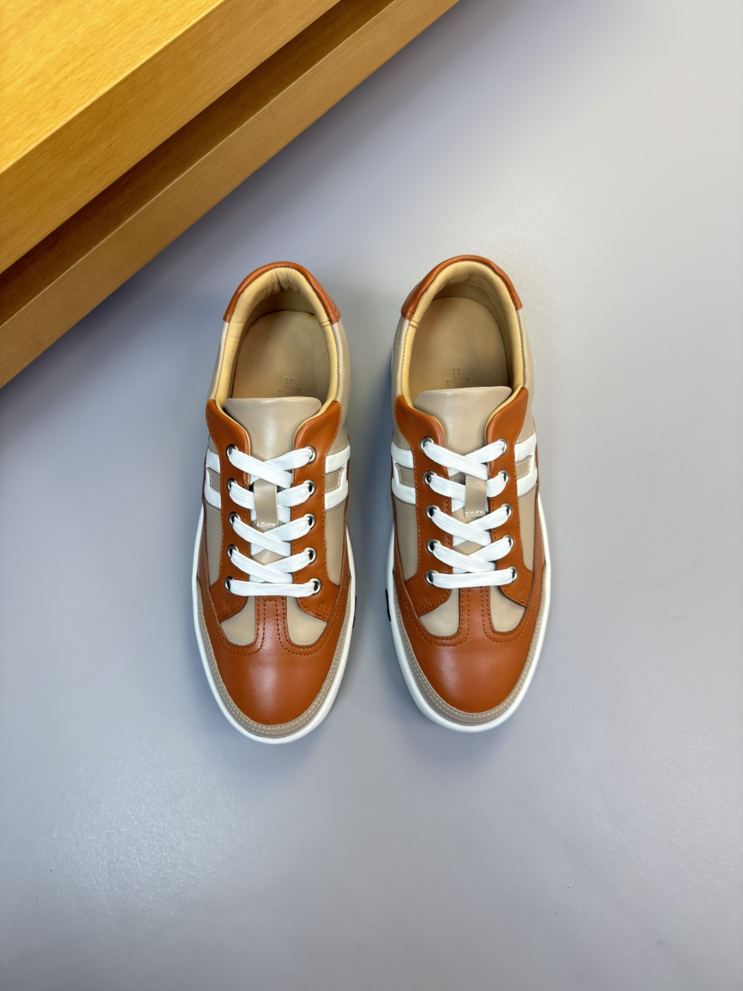 에르메스(Hermes) 실키 스웨이드 H 로고 스니커즈 신발