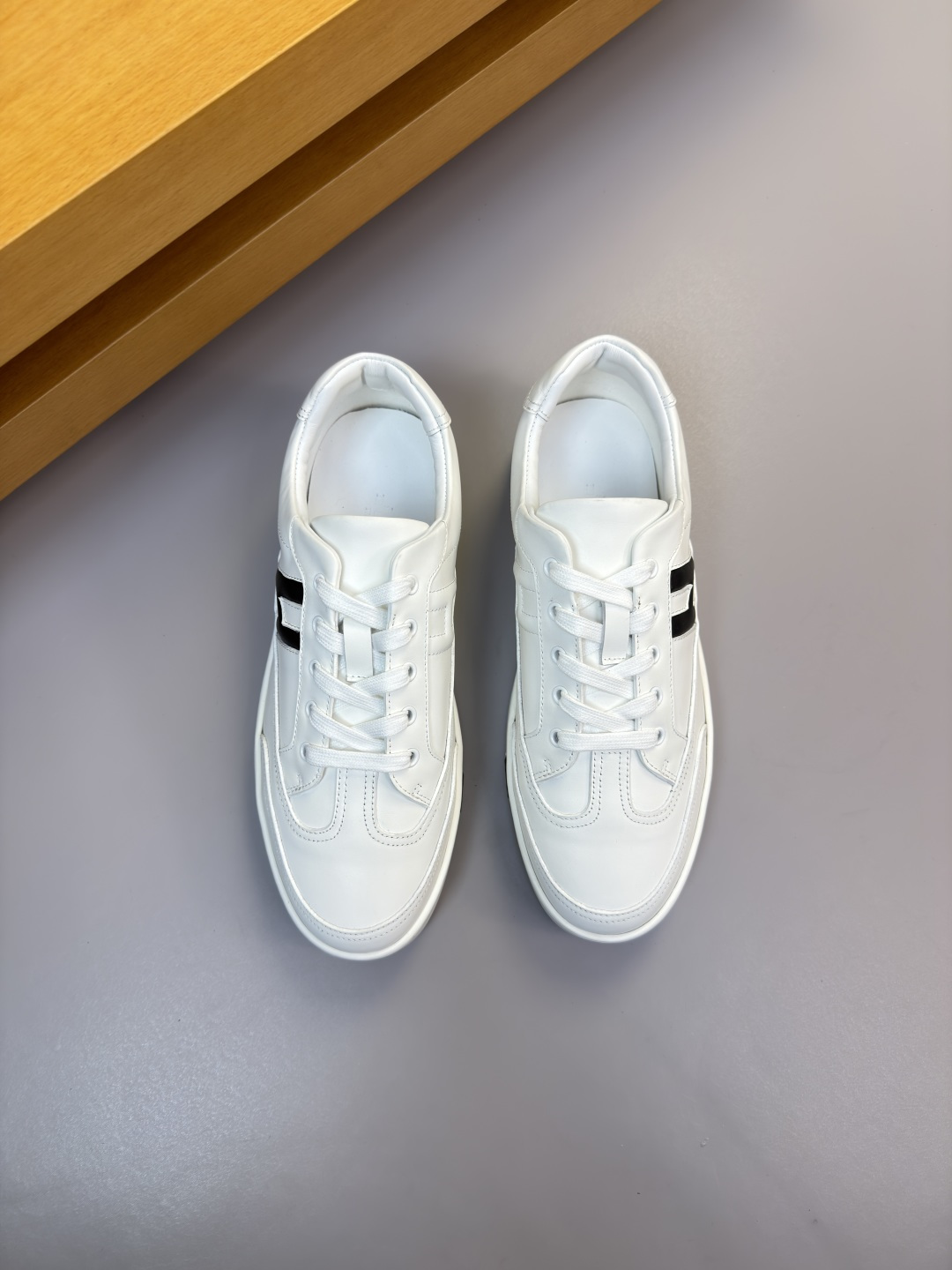 에르메스(Hermes) 실키 스웨이드 H 로고 스니커즈 신발