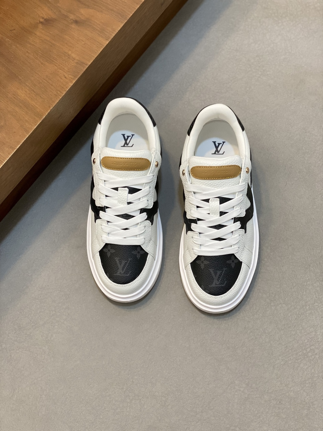 루이비통(LV) 이탈리아 나파 가죽 믹스 스니커즈 신발