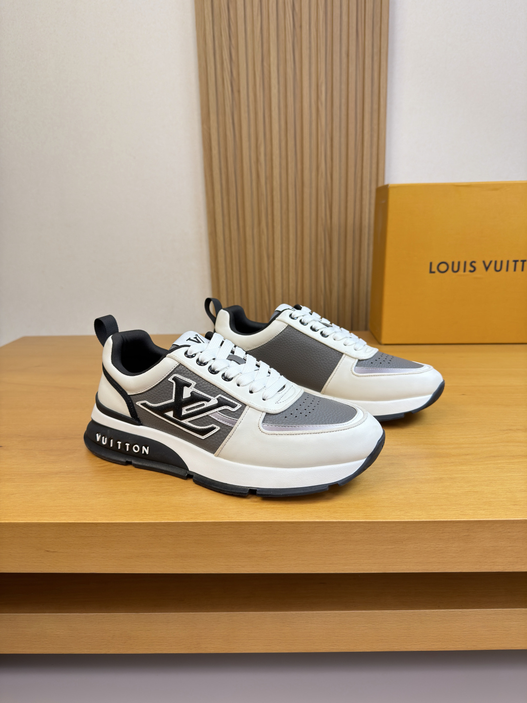 루이비통(LV) 나파 & 리치 가죽 믹스 로고 스니커즈 신발