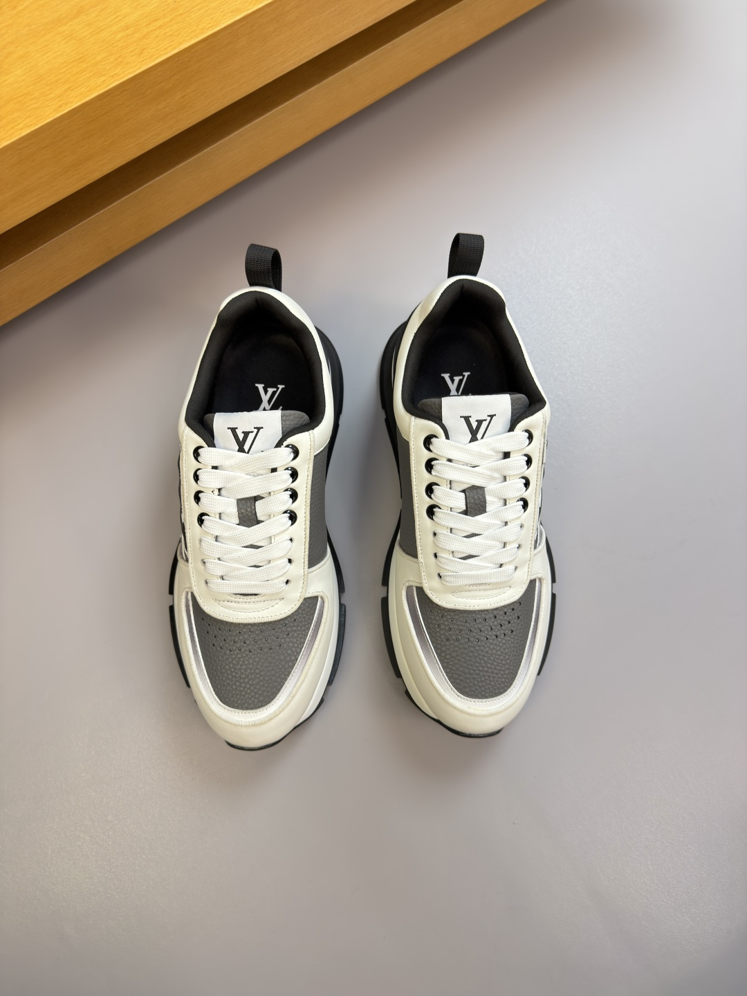 루이비통(LV) 나파 & 리치 가죽 믹스 로고 스니커즈 신발