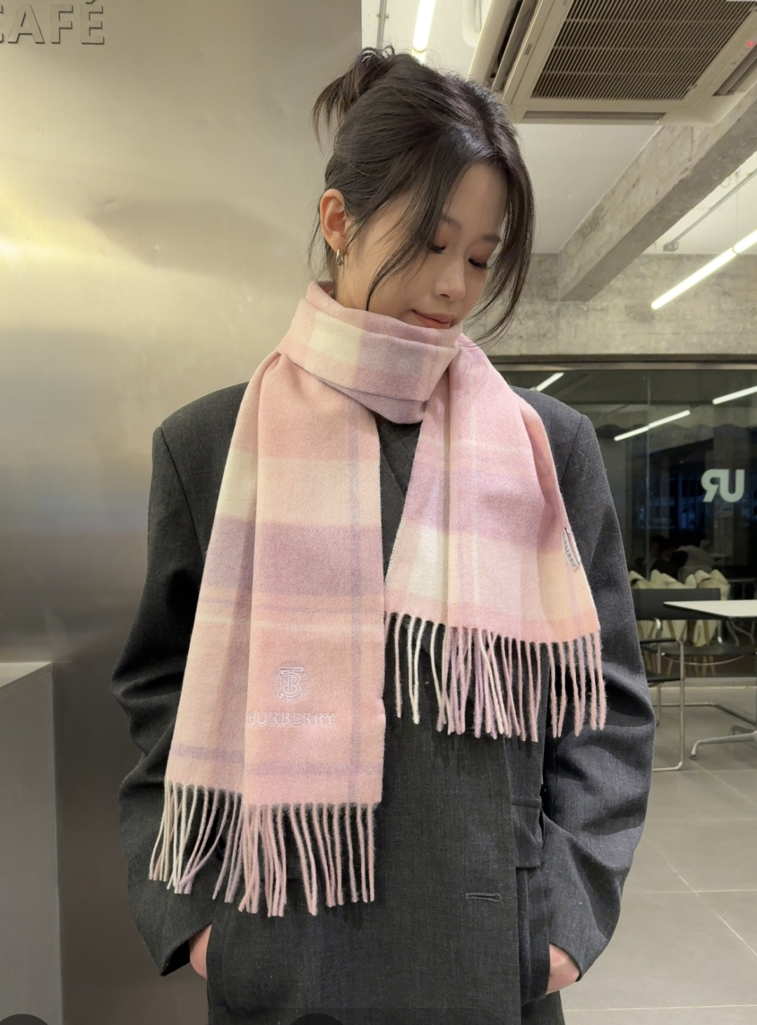 버버리(Burberry) 자수 로고 캐시미어 목도리 스카프