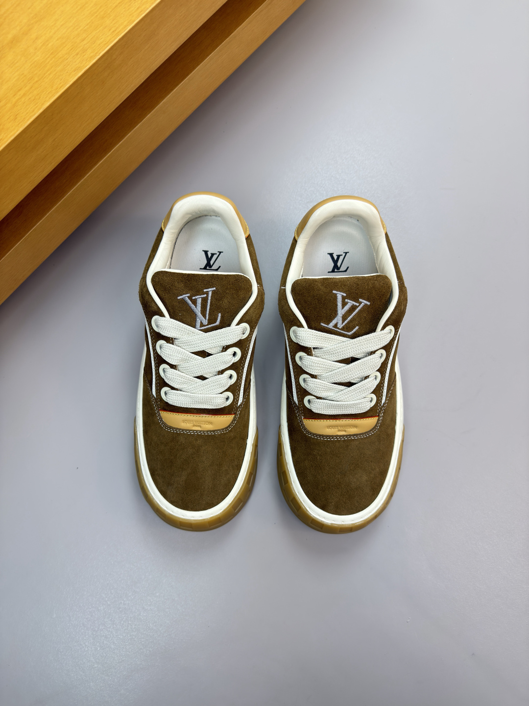 루이비통(LV) 나파 & 스웨이드 로고 믹스 스니커즈 신발
