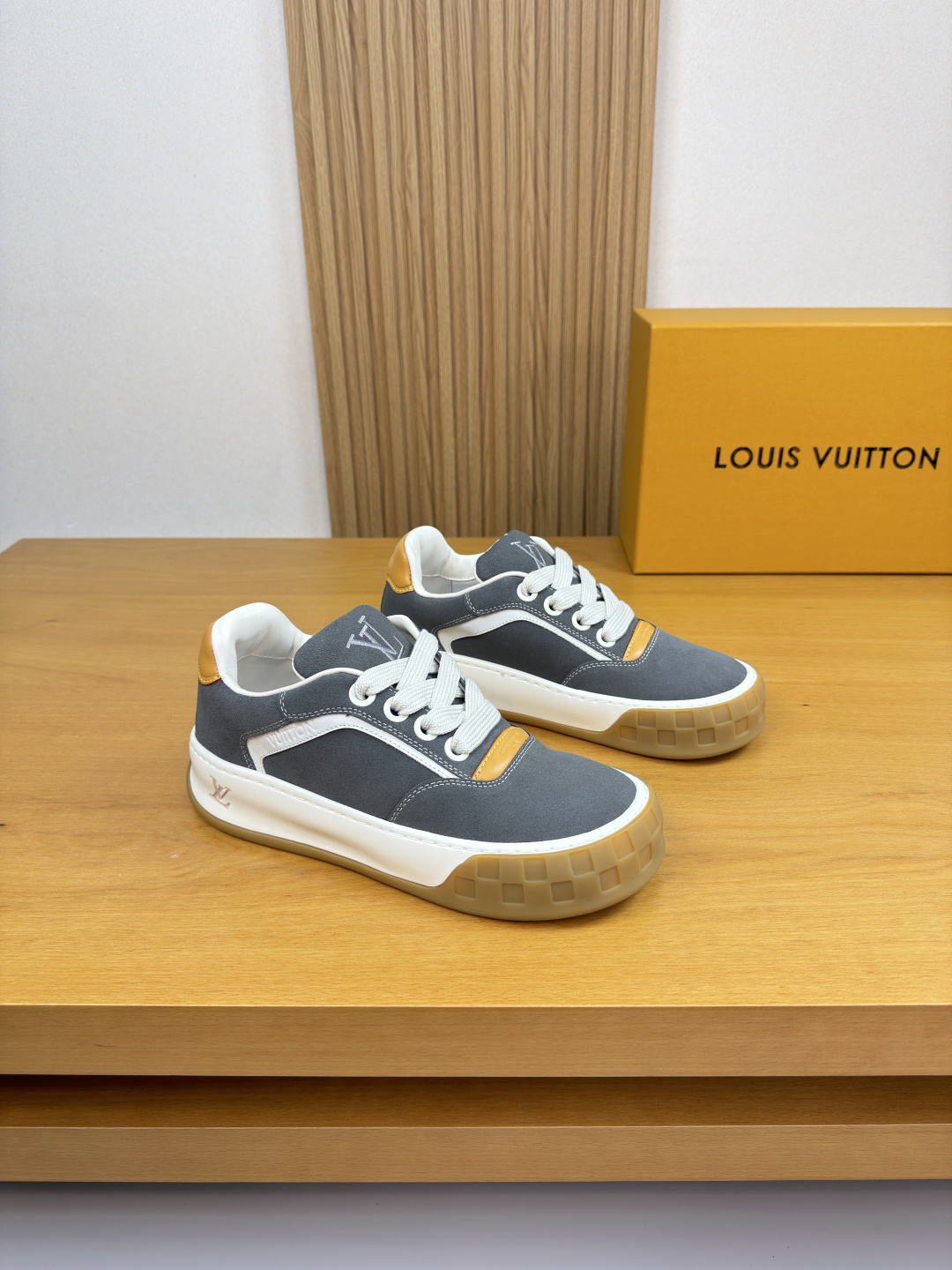 루이비통(LV) 나파 & 스웨이드 로고 믹스 스니커즈 신발