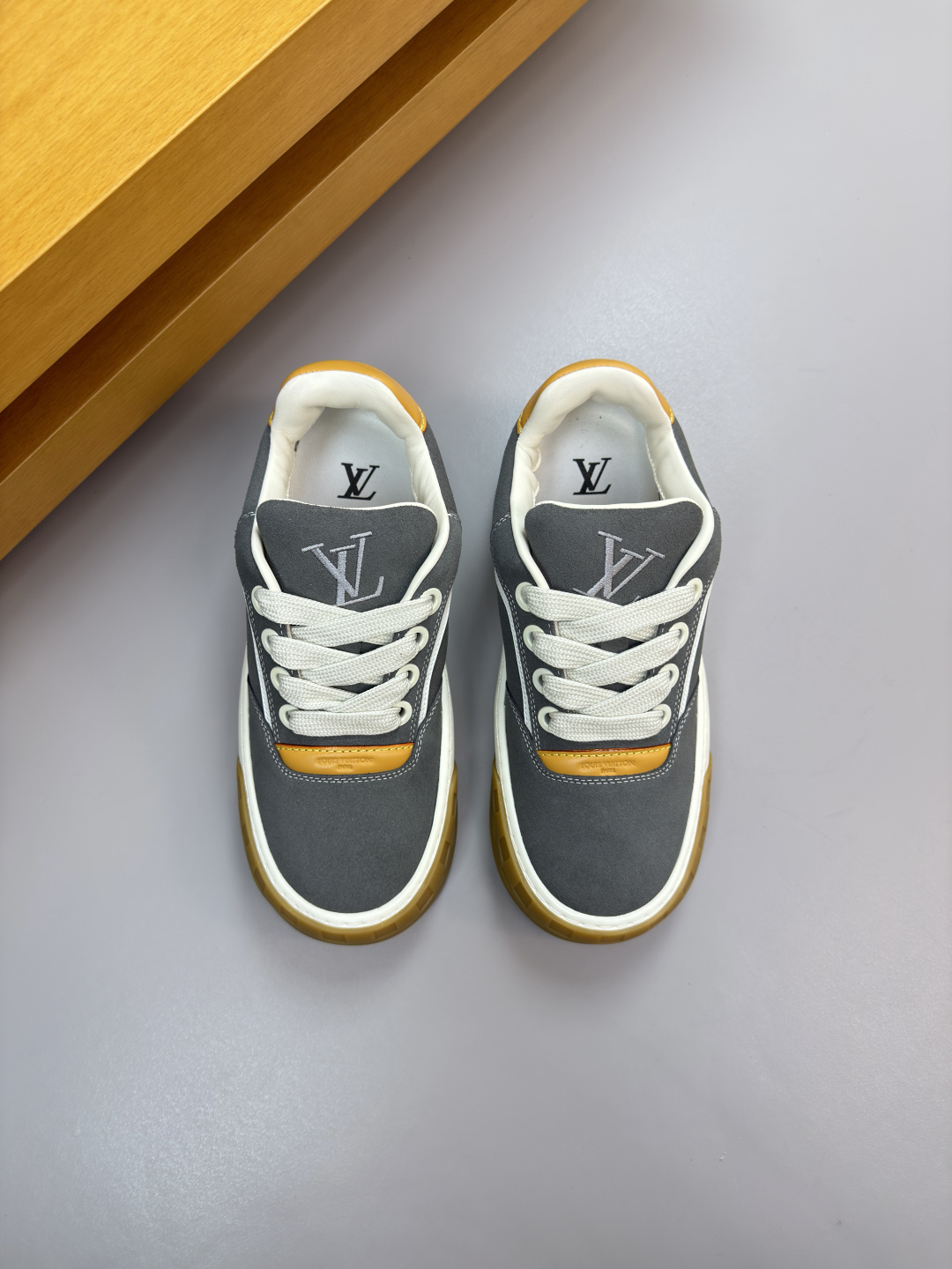 루이비통(LV) 나파 & 스웨이드 로고 믹스 스니커즈 신발