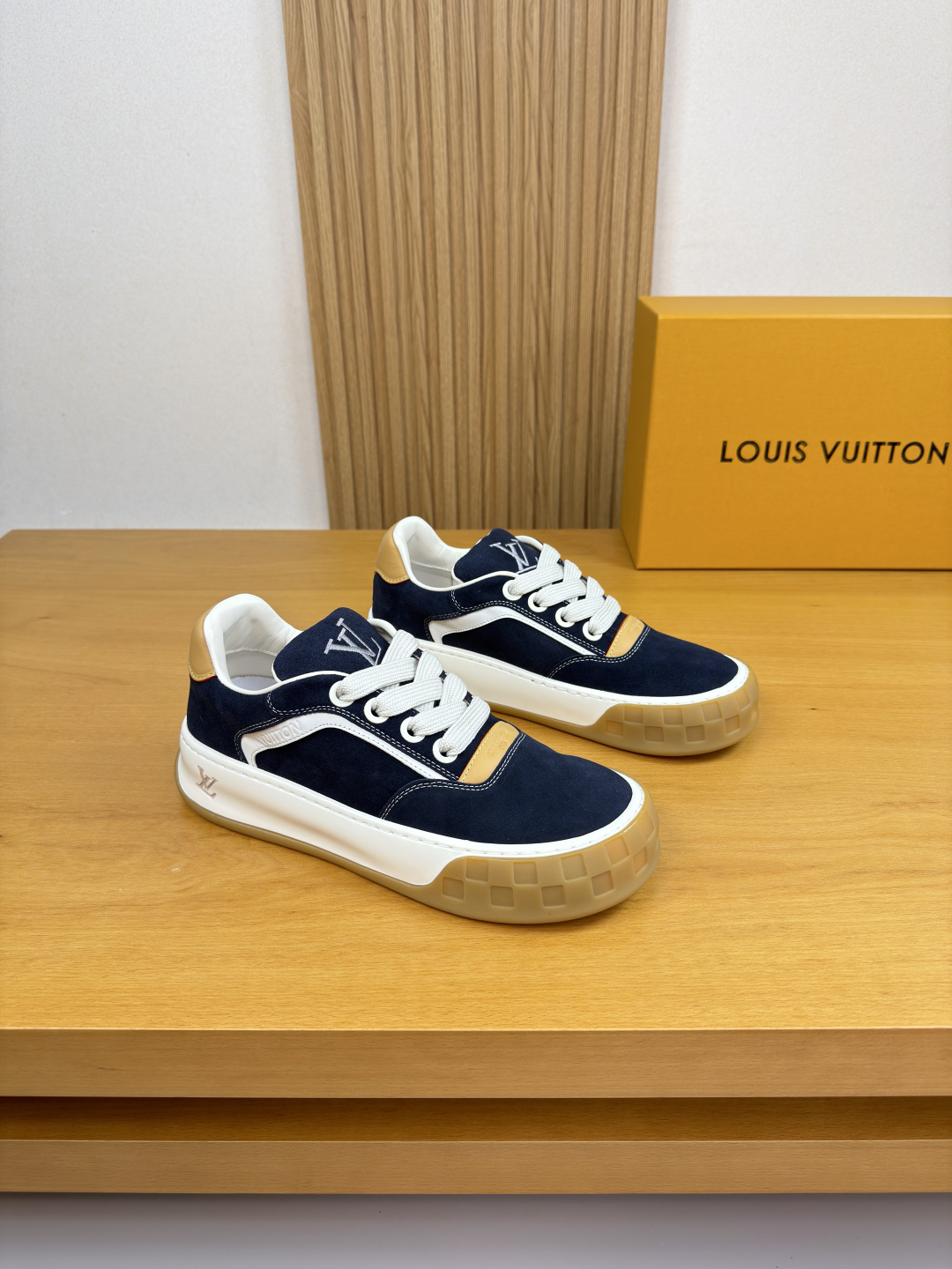 루이비통(LV) 나파 & 스웨이드 로고 믹스 스니커즈 신발