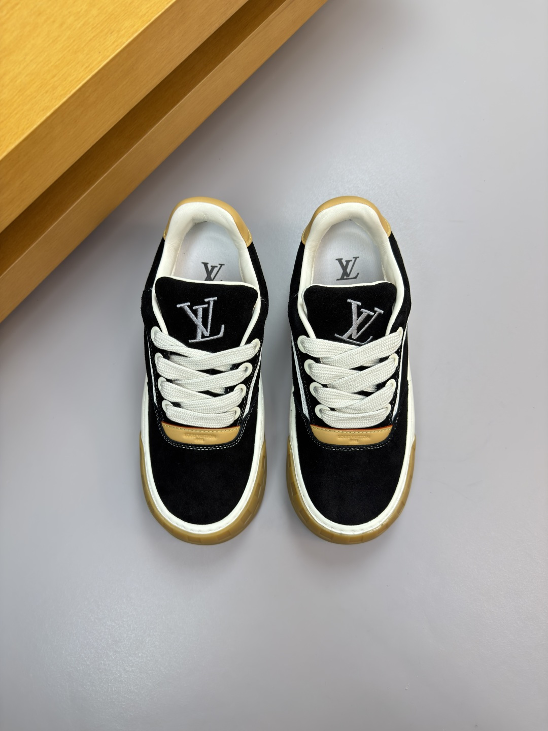 루이비통(LV) 나파 & 스웨이드 로고 믹스 스니커즈 신발