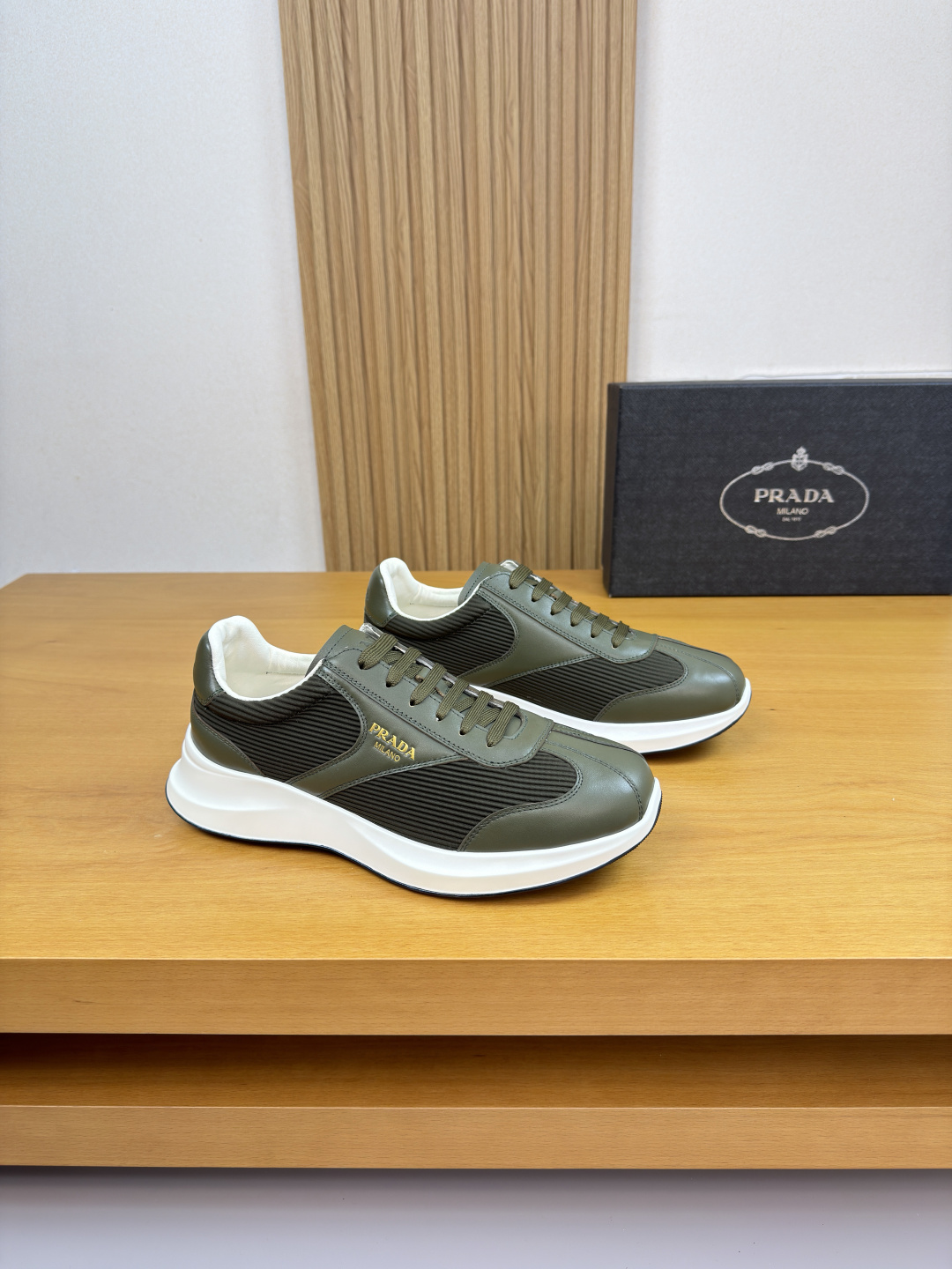 프라다(PRADA) 가죽 믹스 하이엔드 스니커즈 신발