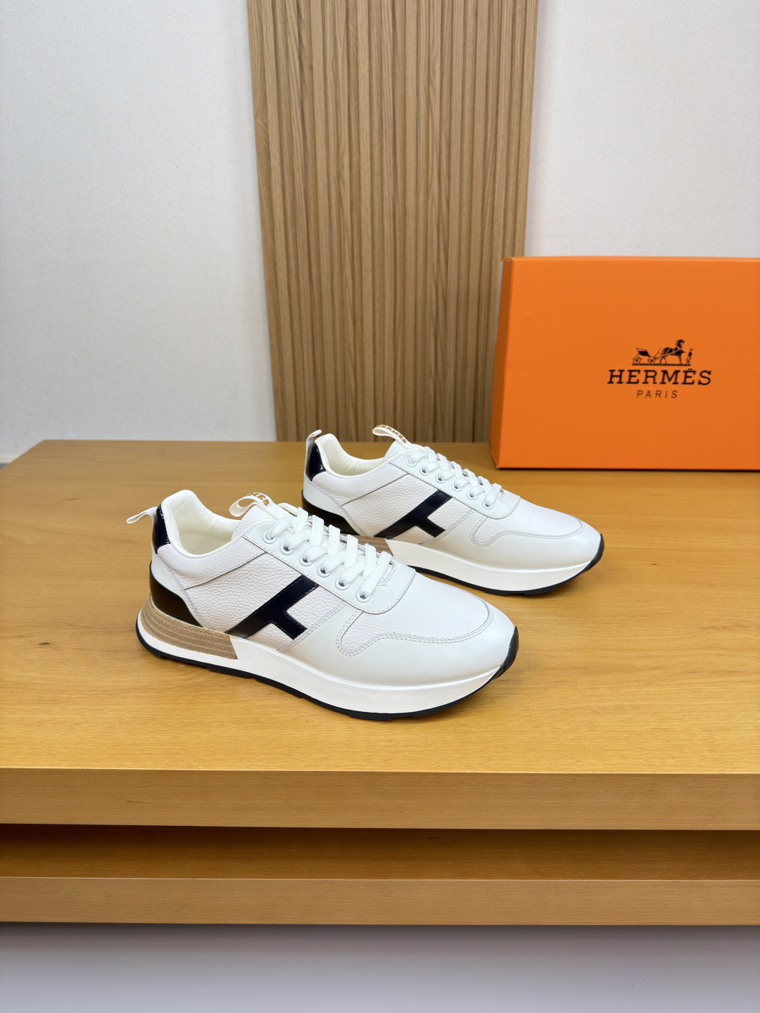 에르메스 HERMES 리치 가죽 'H' 자수 스니커즈 신발
