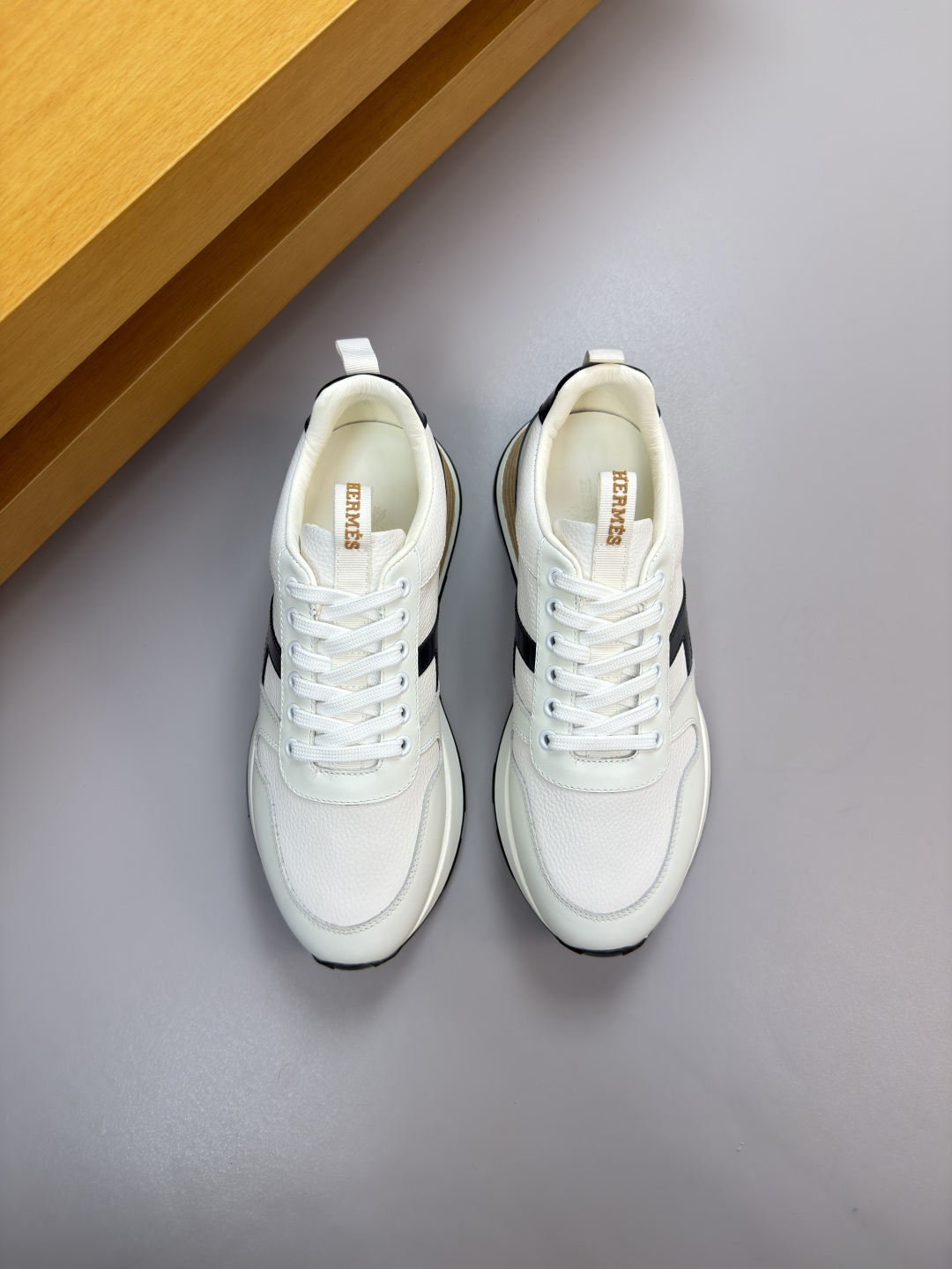 에르메스 HERMES 리치 가죽 'H' 자수 스니커즈 신발