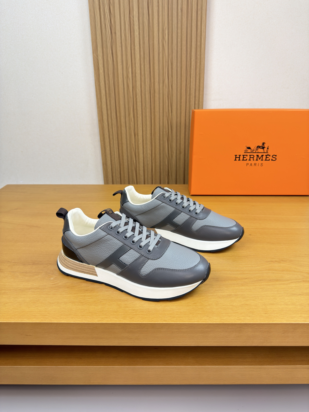 에르메스 HERMES 리치 가죽 'H' 자수 스니커즈 신발