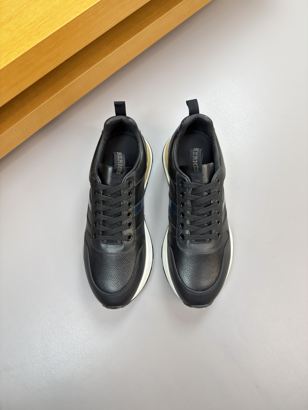 에르메스 HERMES 리치 가죽 'H' 자수 스니커즈 신발